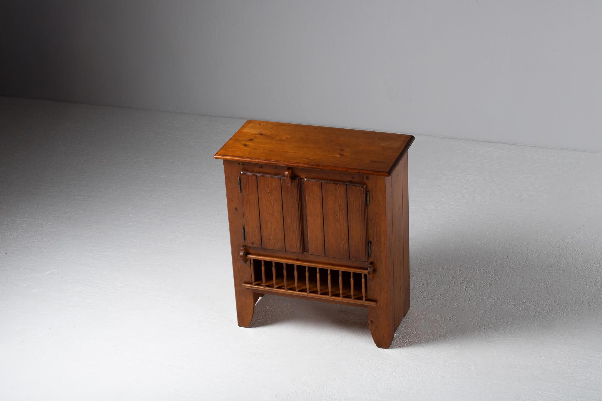 Mid-20th Century Cabinet with Spindle Towel Rack in Pine, France, 1950s For Sale