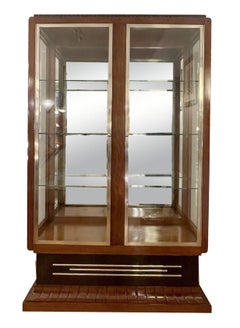 Dreiseitig verglaster Schrank Frankreich um 1930. Rosenholzfurnier.