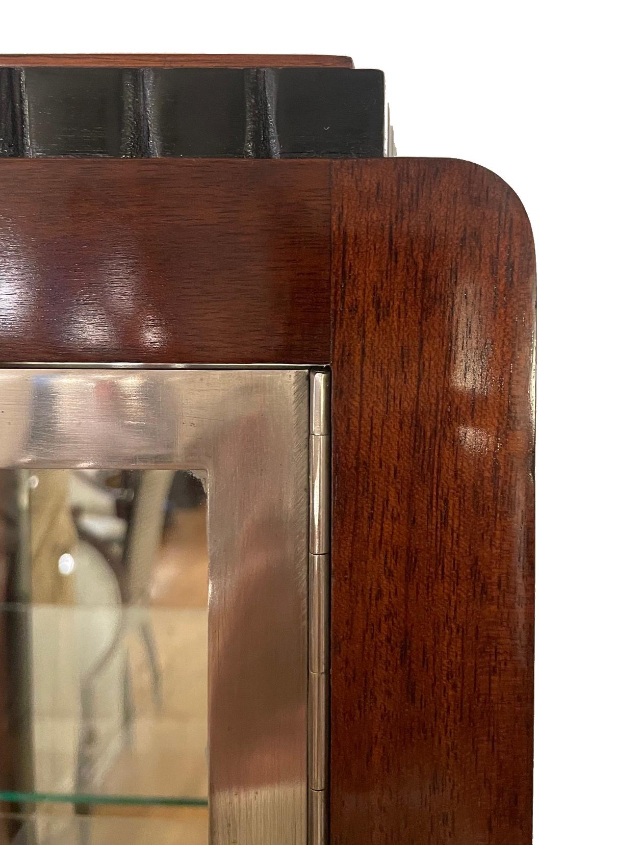 Dreiseitig verglaster Schrank Frankreich um 1930.  Rosenholzfurnier. (Art déco) im Angebot
