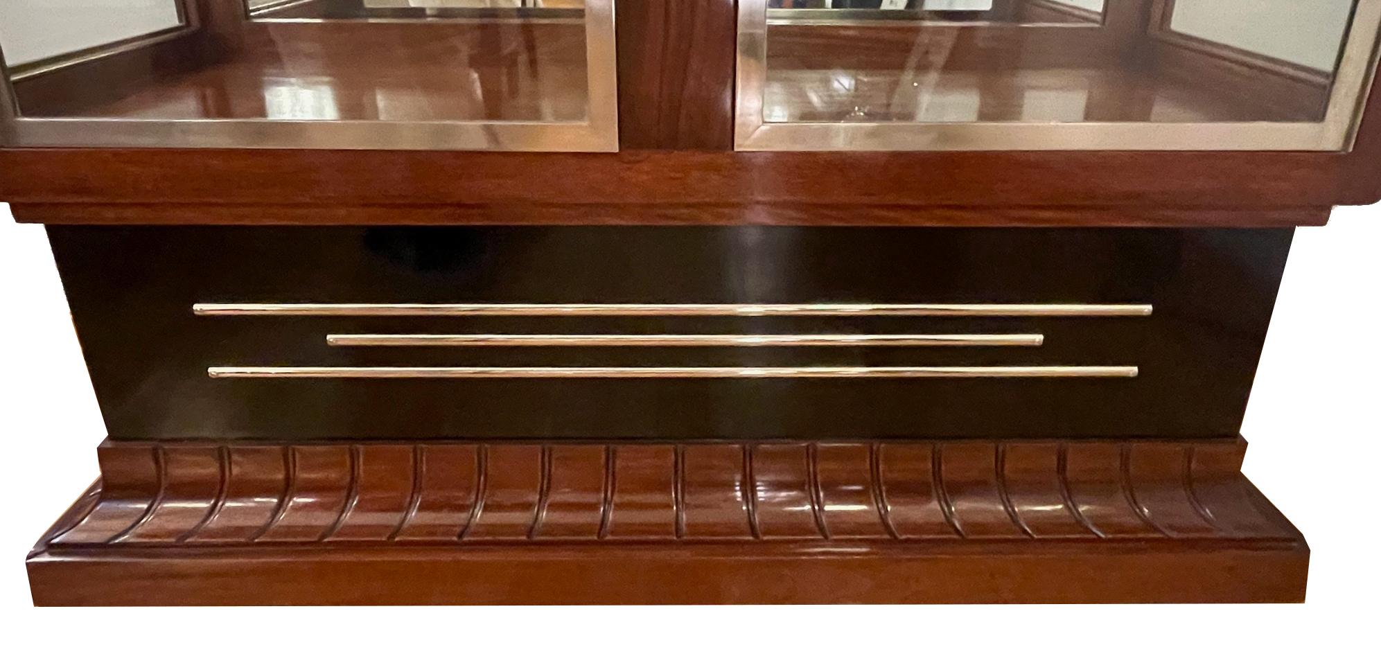 Dreiseitig verglaster Schrank Frankreich um 1930.  Rosenholzfurnier. (Französisch) im Angebot