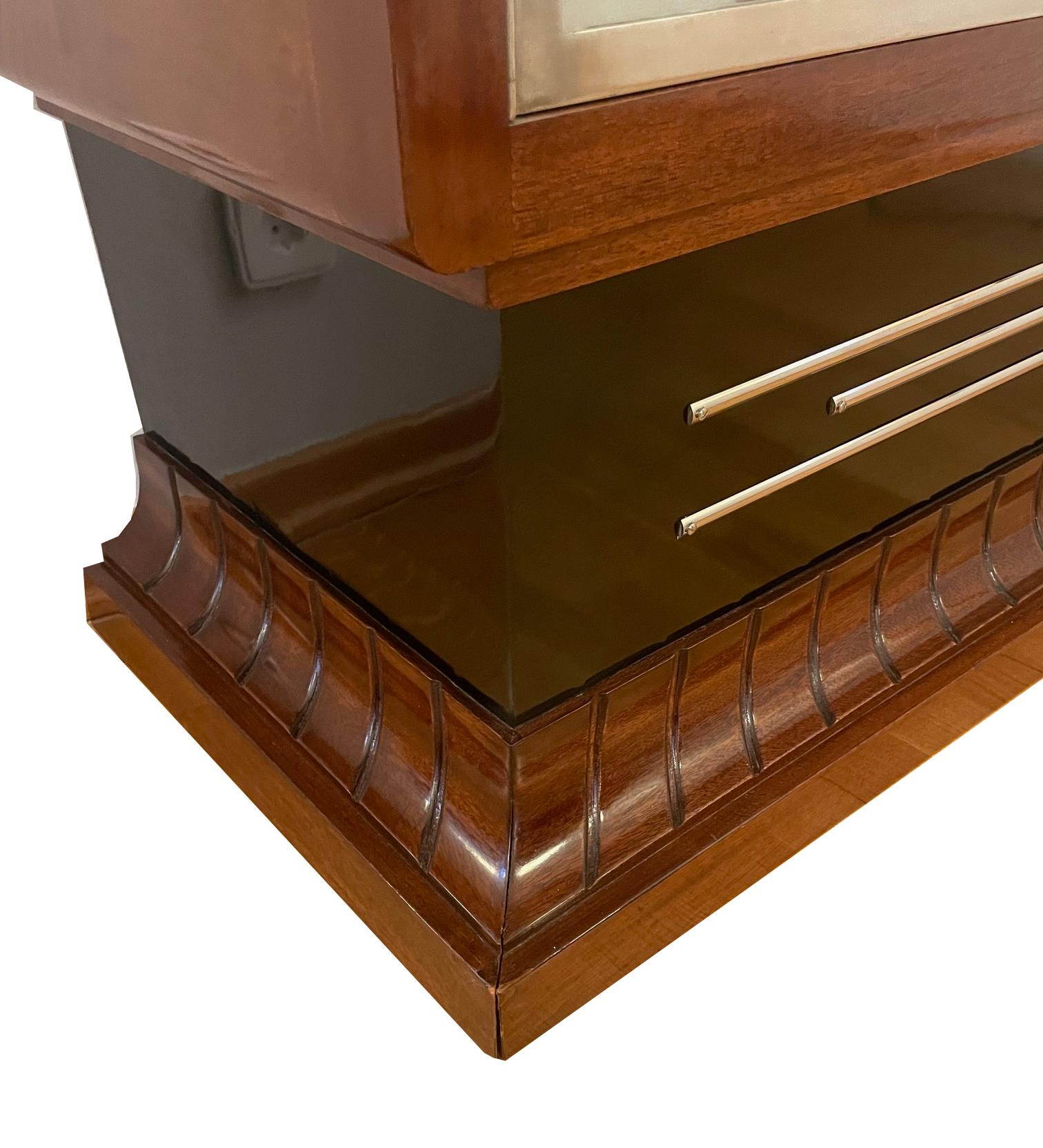 Dreiseitig verglaster Schrank Frankreich um 1930.  Rosenholzfurnier. im Zustand „Hervorragend“ im Angebot in Wiesbaden, DE