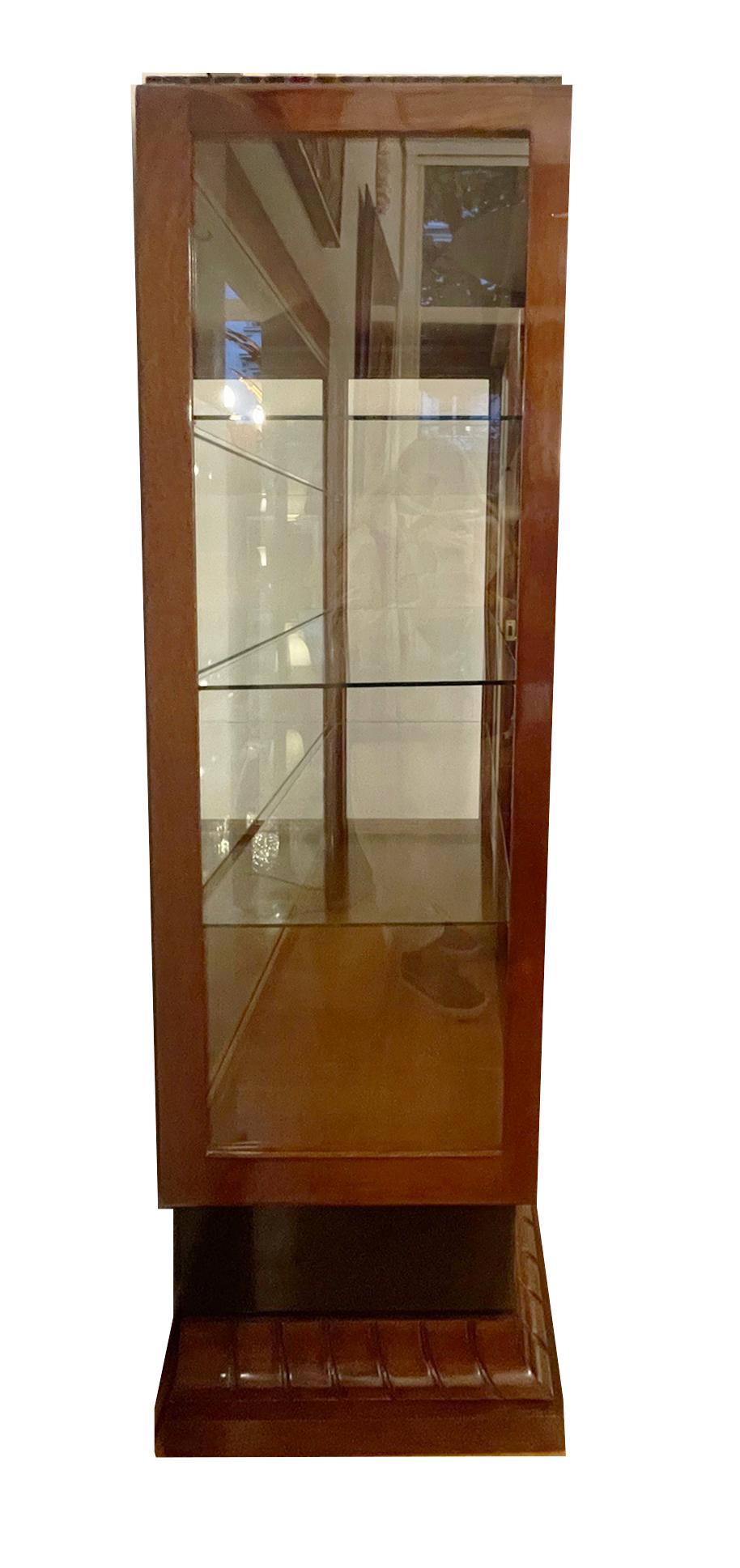 Dreiseitig verglaster Schrank Frankreich um 1930.  Rosenholzfurnier. im Angebot 1