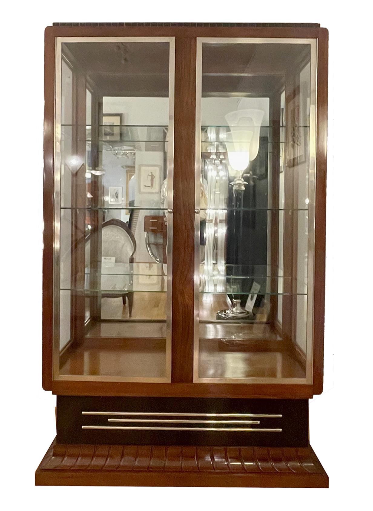Dreiseitig verglaster Schrank Frankreich um 1930.  Rosenholzfurnier. im Angebot 2