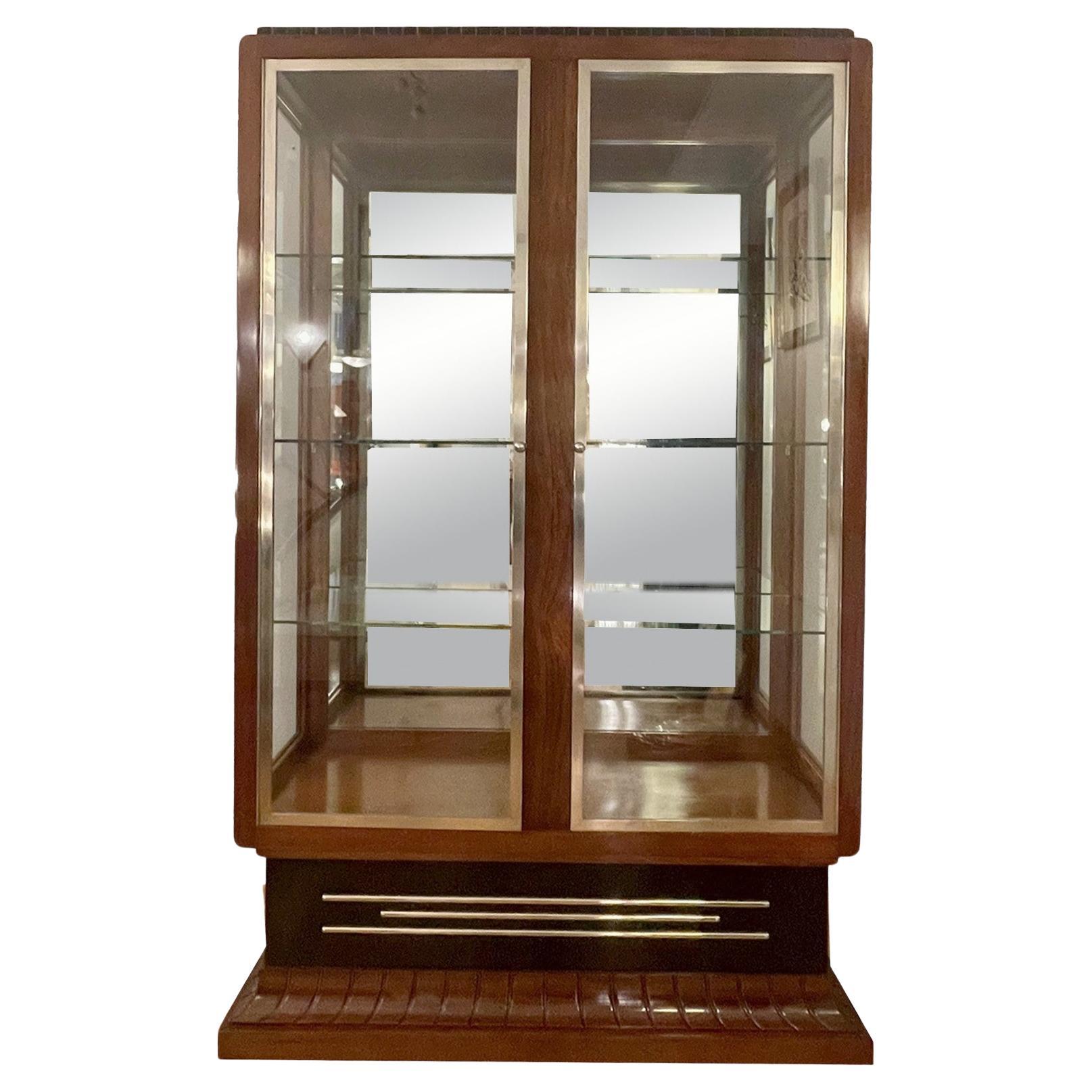 Dreiseitig verglaster Schrank Frankreich um 1930.  Rosenholzfurnier. im Angebot