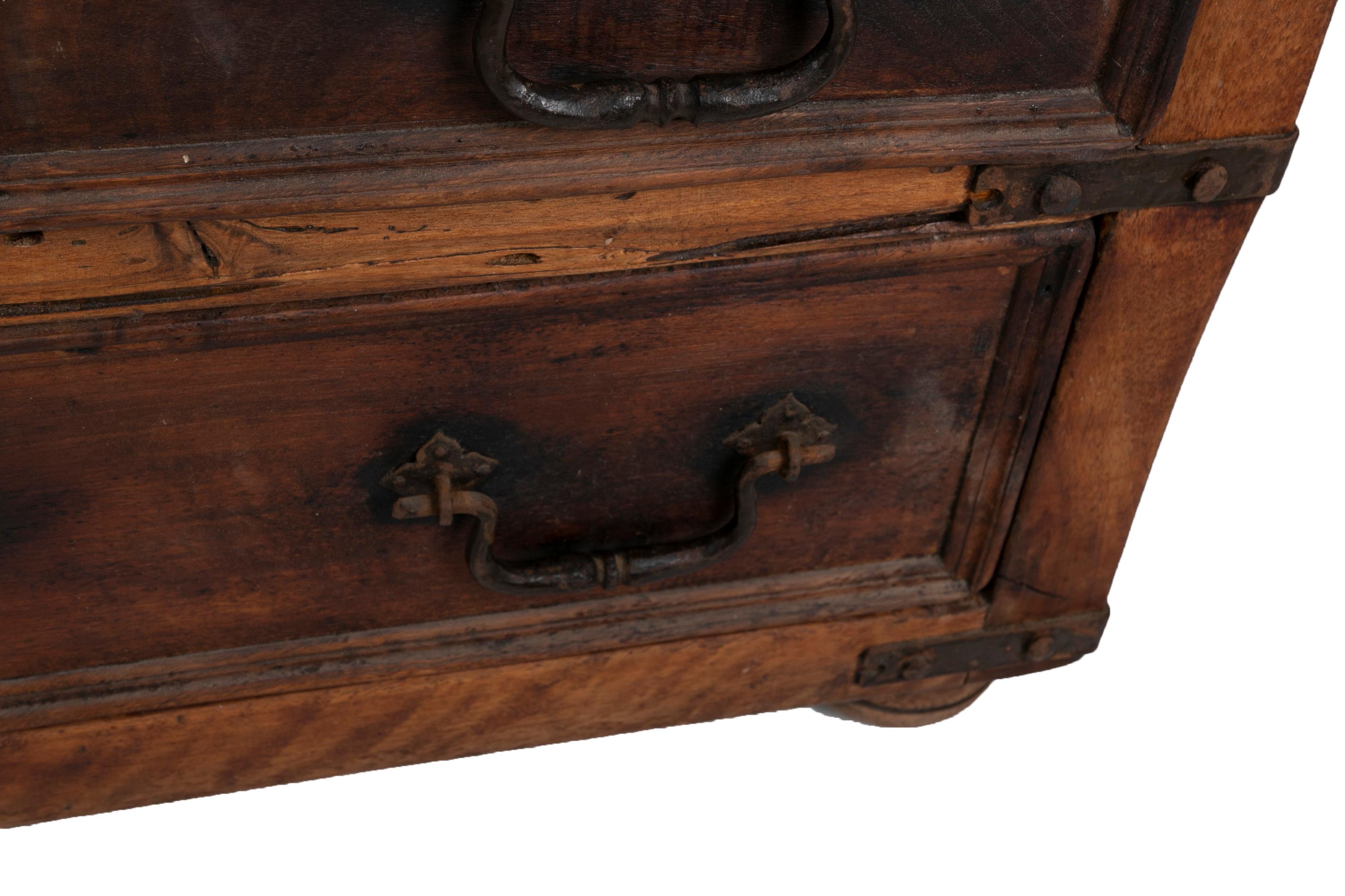 Armoire avec deux tiroirs en bois avec poignées et renforts en fer en vente 5