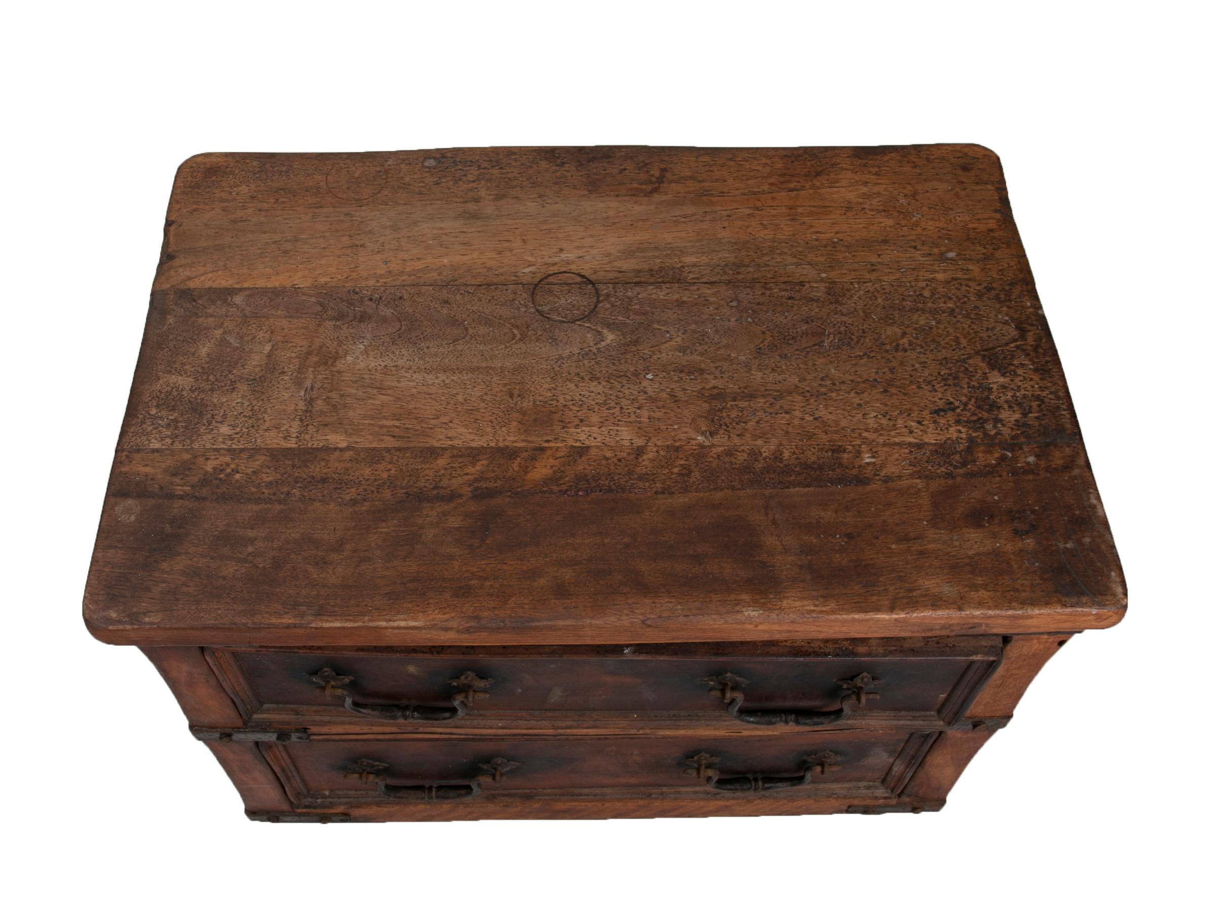 Armoire avec deux tiroirs en bois avec poignées et renforts en fer en vente 6