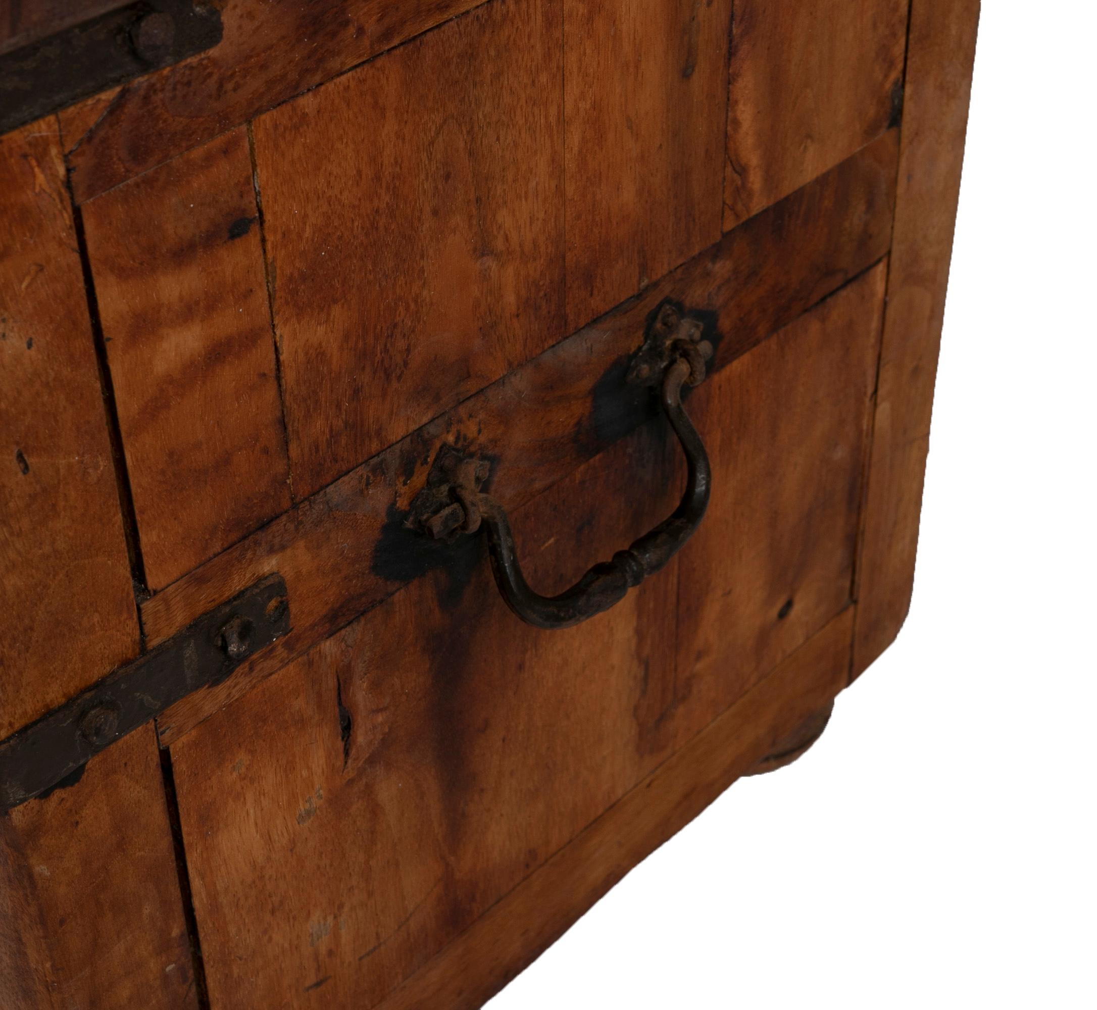 Armoire avec deux tiroirs en bois avec poignées et renforts en fer en vente 8