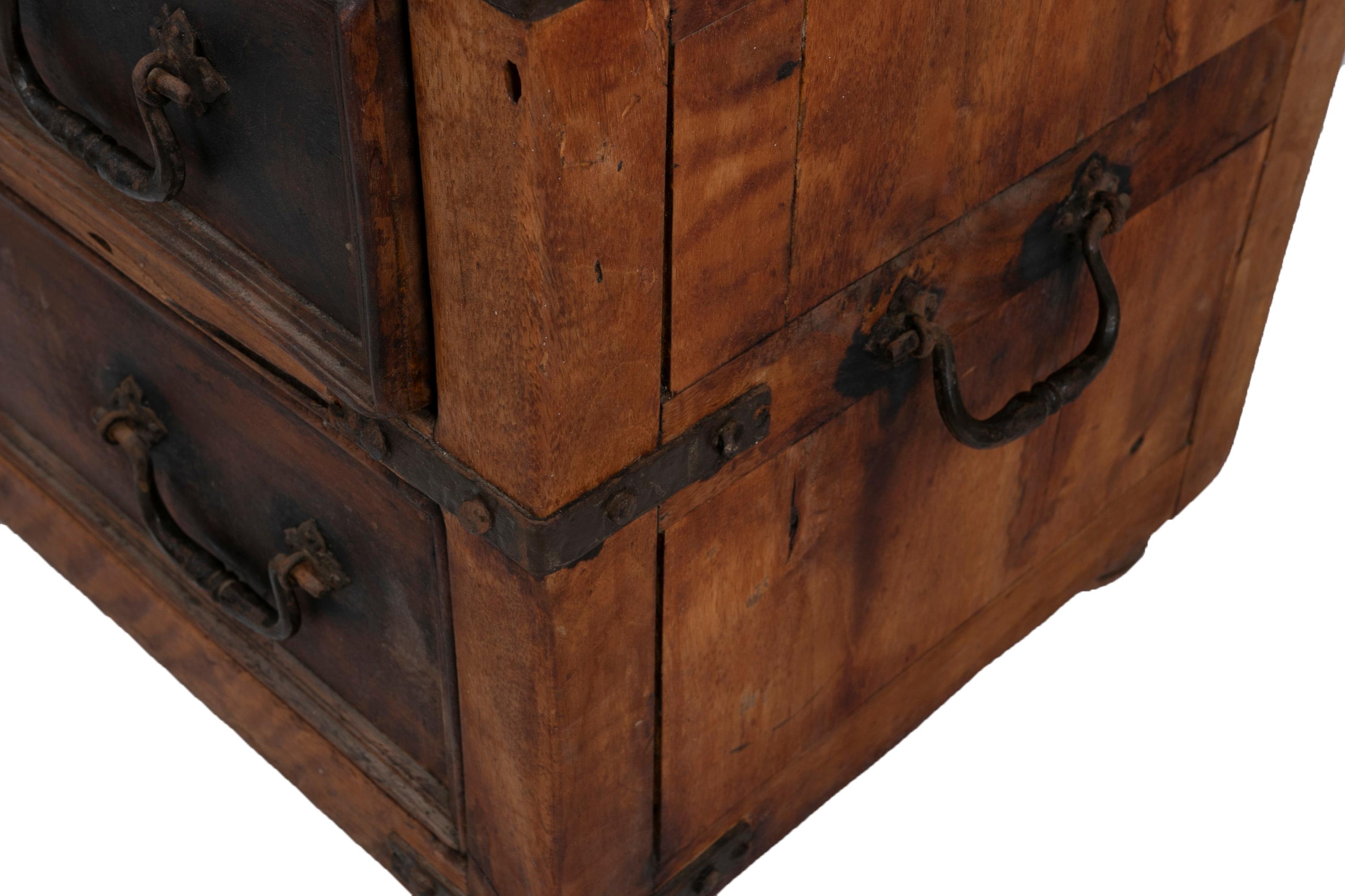 Armoire avec deux tiroirs en bois avec poignées et renforts en fer en vente 9