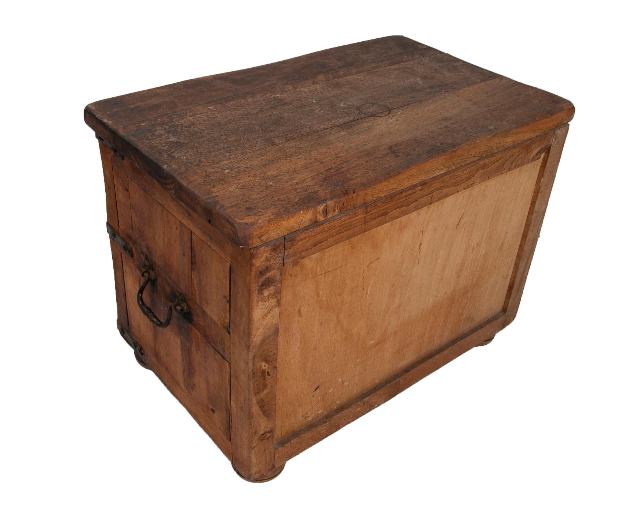 Armoire avec deux tiroirs en bois avec poignées et renforts en fer en vente 10