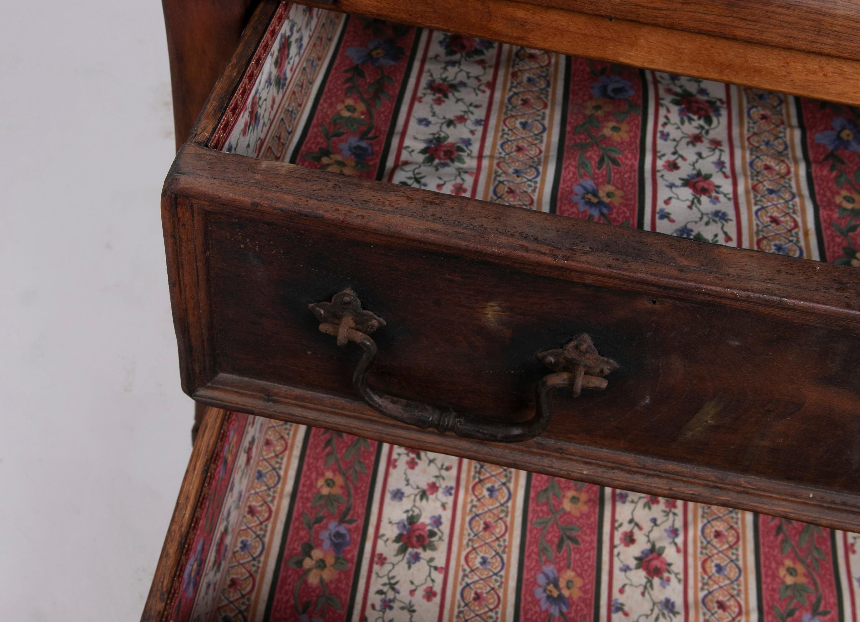 XX secolo Mobile con due cassetti in legno con maniglie e rinforzi in ferro in vendita