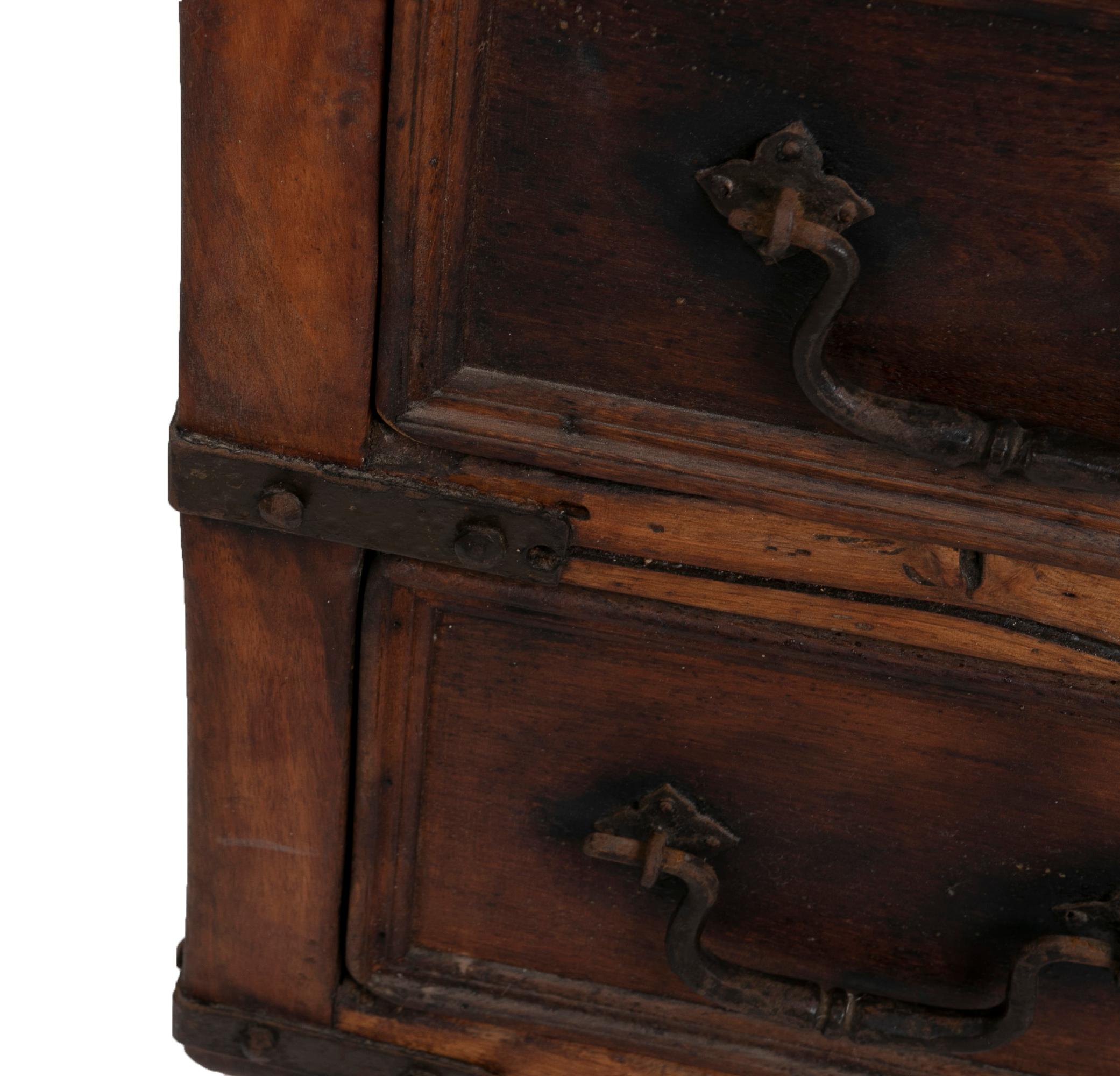 Armoire avec deux tiroirs en bois avec poignées et renforts en fer en vente 2