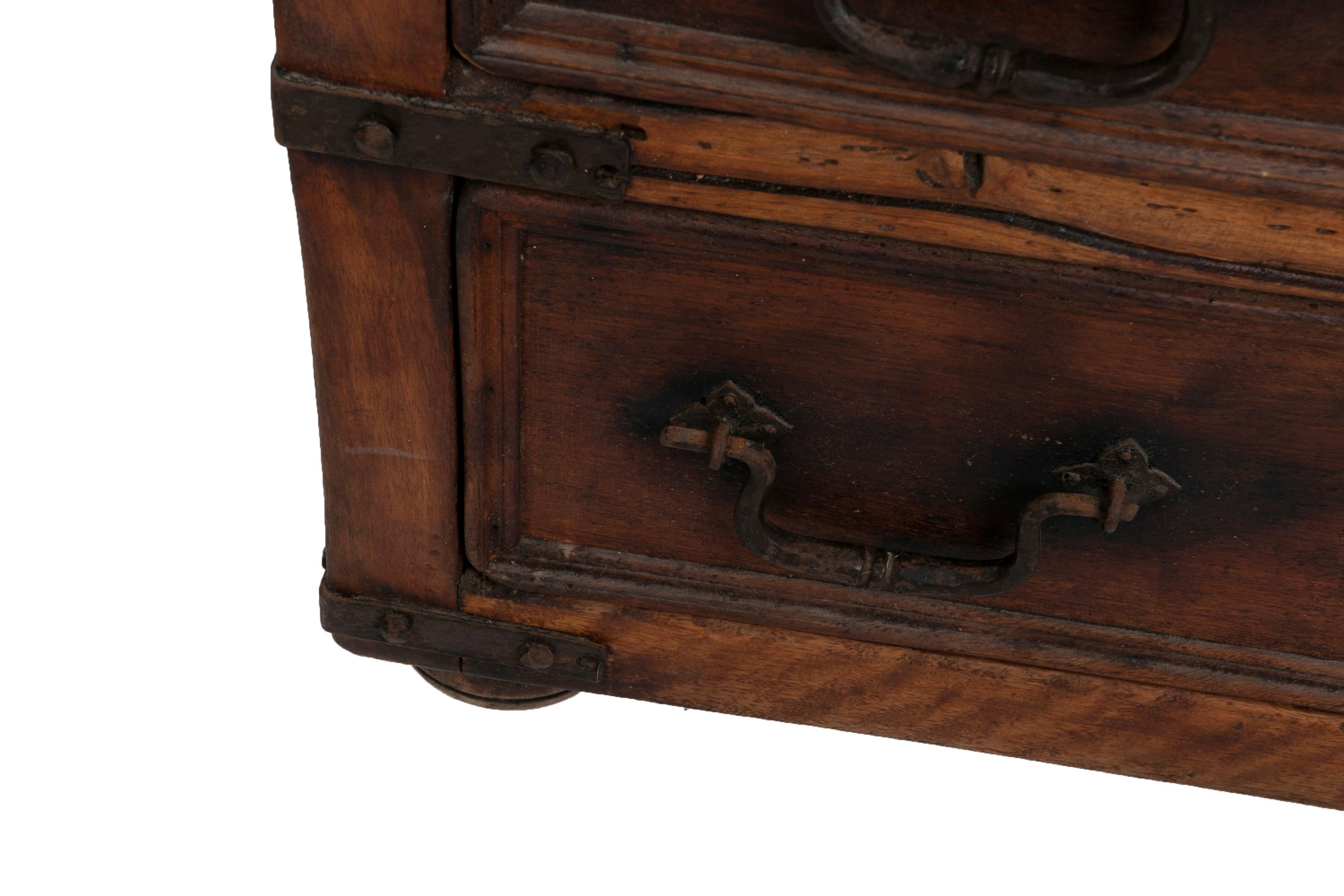 Armoire avec deux tiroirs en bois avec poignées et renforts en fer en vente 4