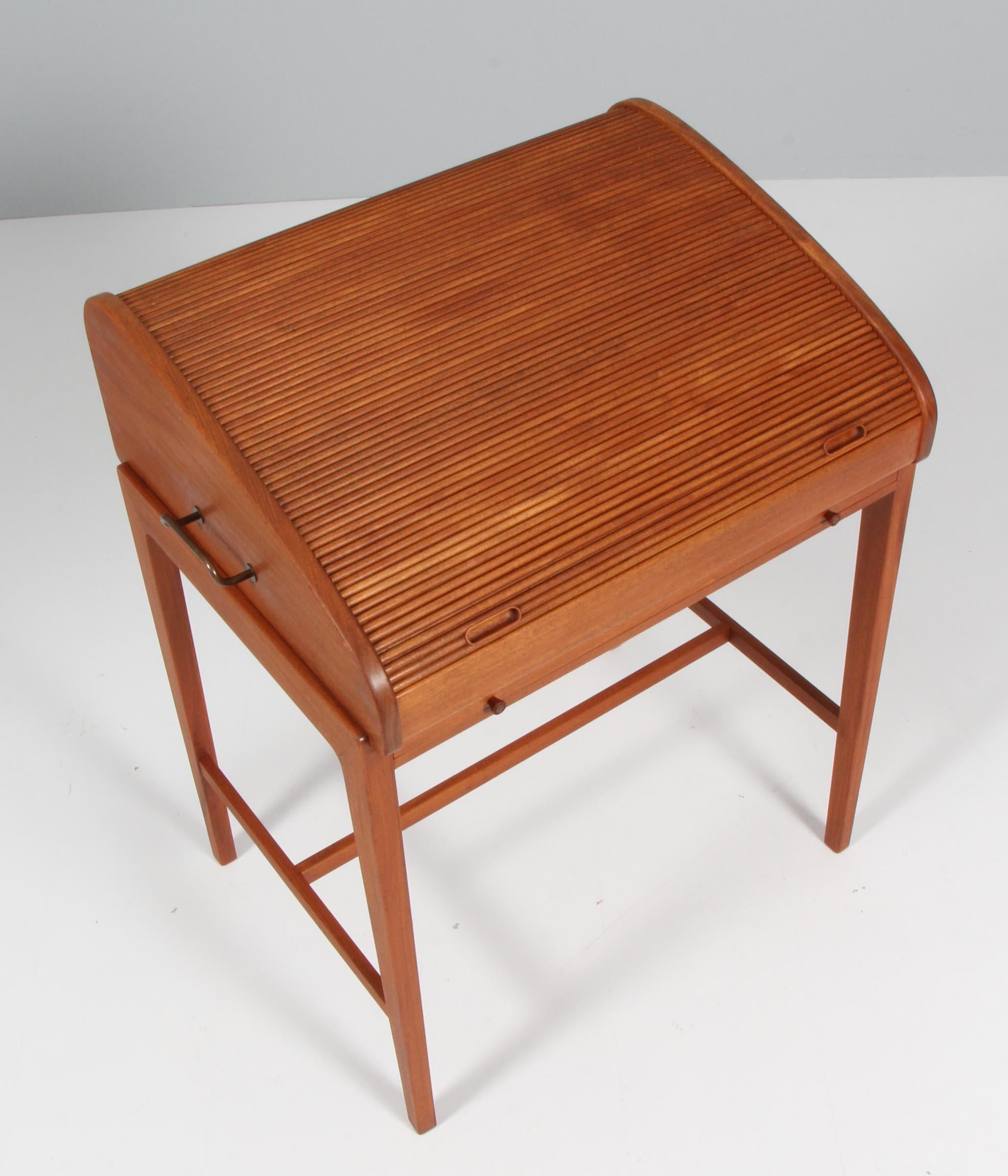 Cabinetmaker Knud Ivan Larsen journeyman graduation piece, sewing nest in maple and Perupa Rosa. With tambourine door with different fittings underneath for sewing. Brass handles on the side.
The table was awarded with a silver medal from the