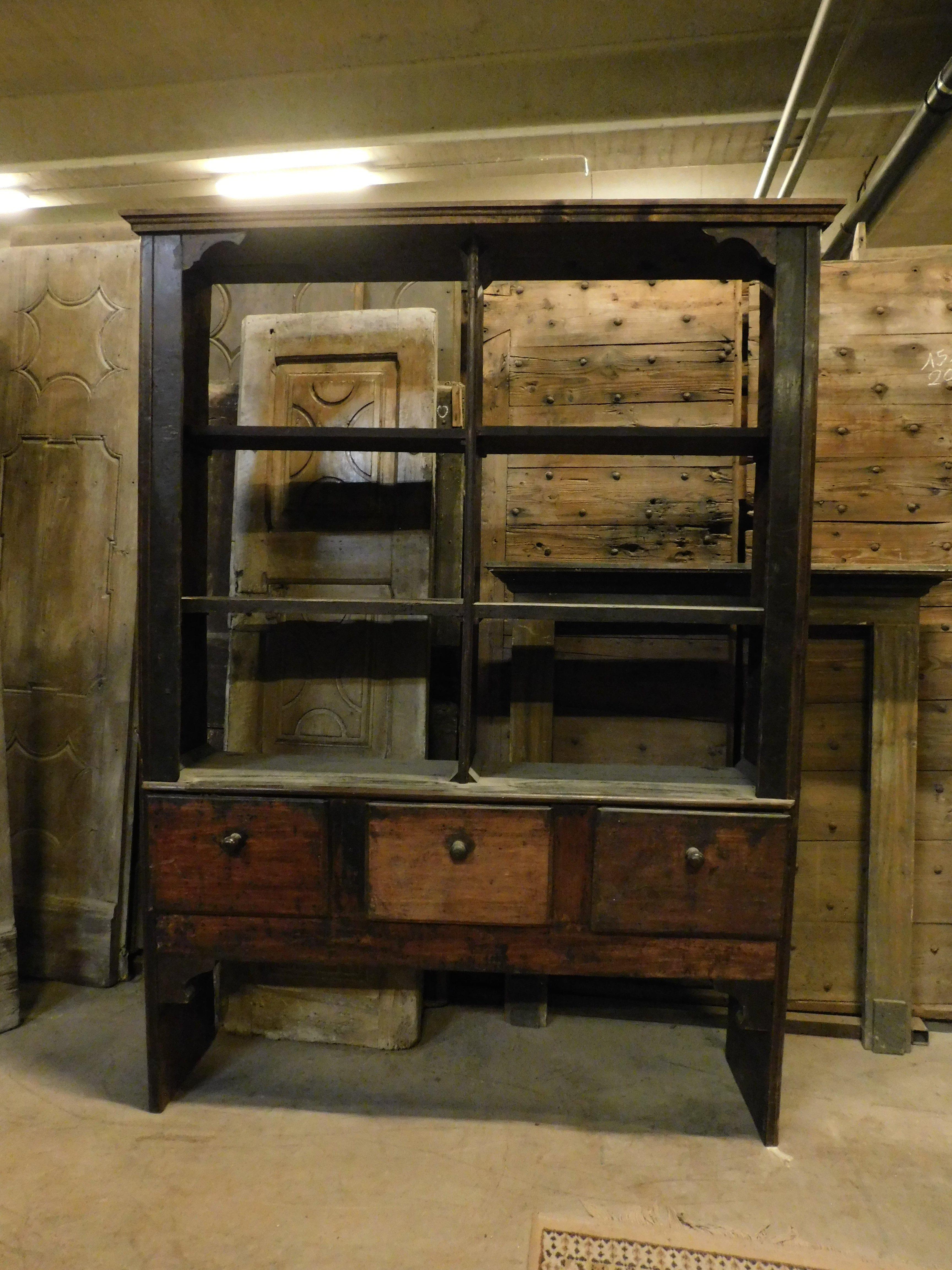 Armadi credenze libreria etagere rustica in legno di pioppo, Italia In condizioni buone in vendita a Cuneo, Italy (CN)