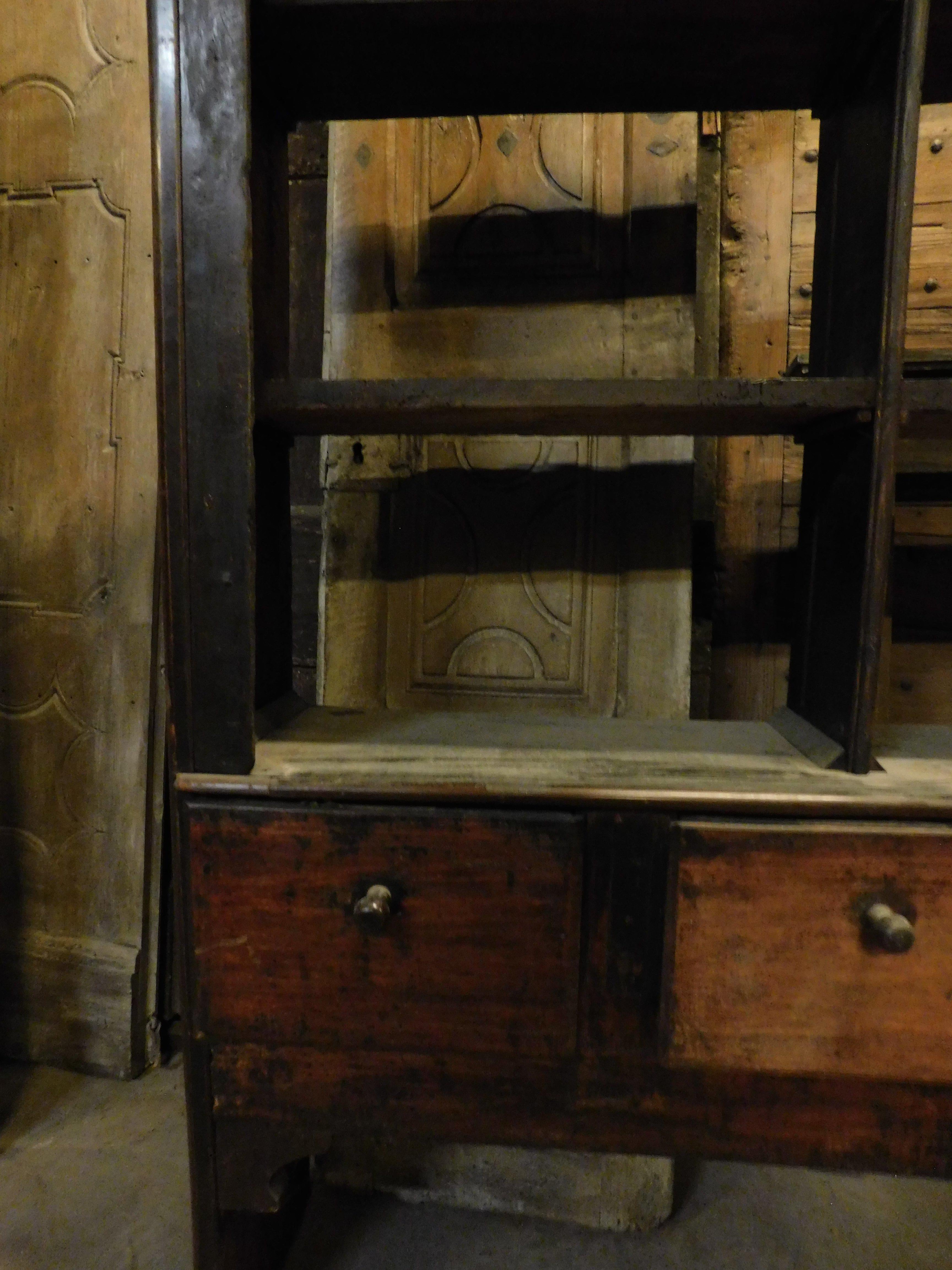 Fino al XVIII secolo Armadi credenze libreria etagere rustica in legno di pioppo, Italia in vendita