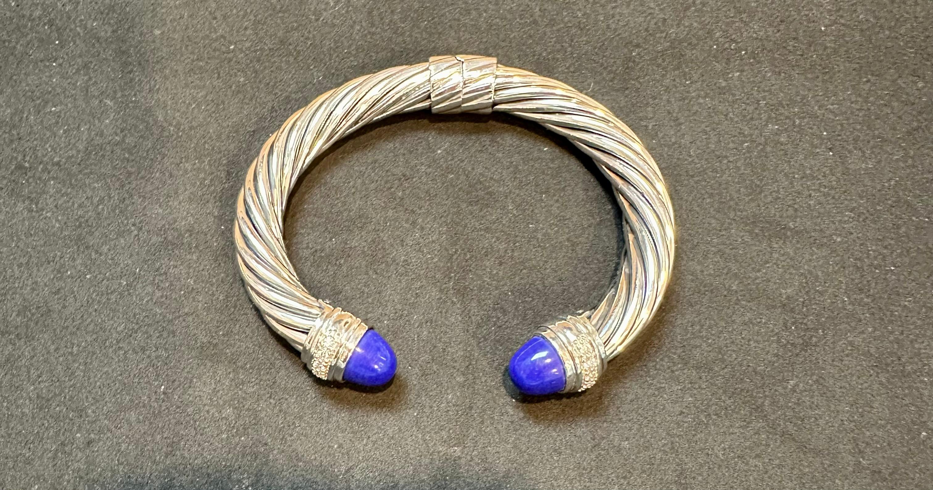 Es ist ein Armreif aus Vorbesitz 
Die künstlerische Handschrift von David Yurman, Cable  als ein Armband, das er aus 50 Fuß Draht handgeflochten hat. In den letzten 30 Jahren hat er die gedrehte Spirale in eine Vielzahl von Designs