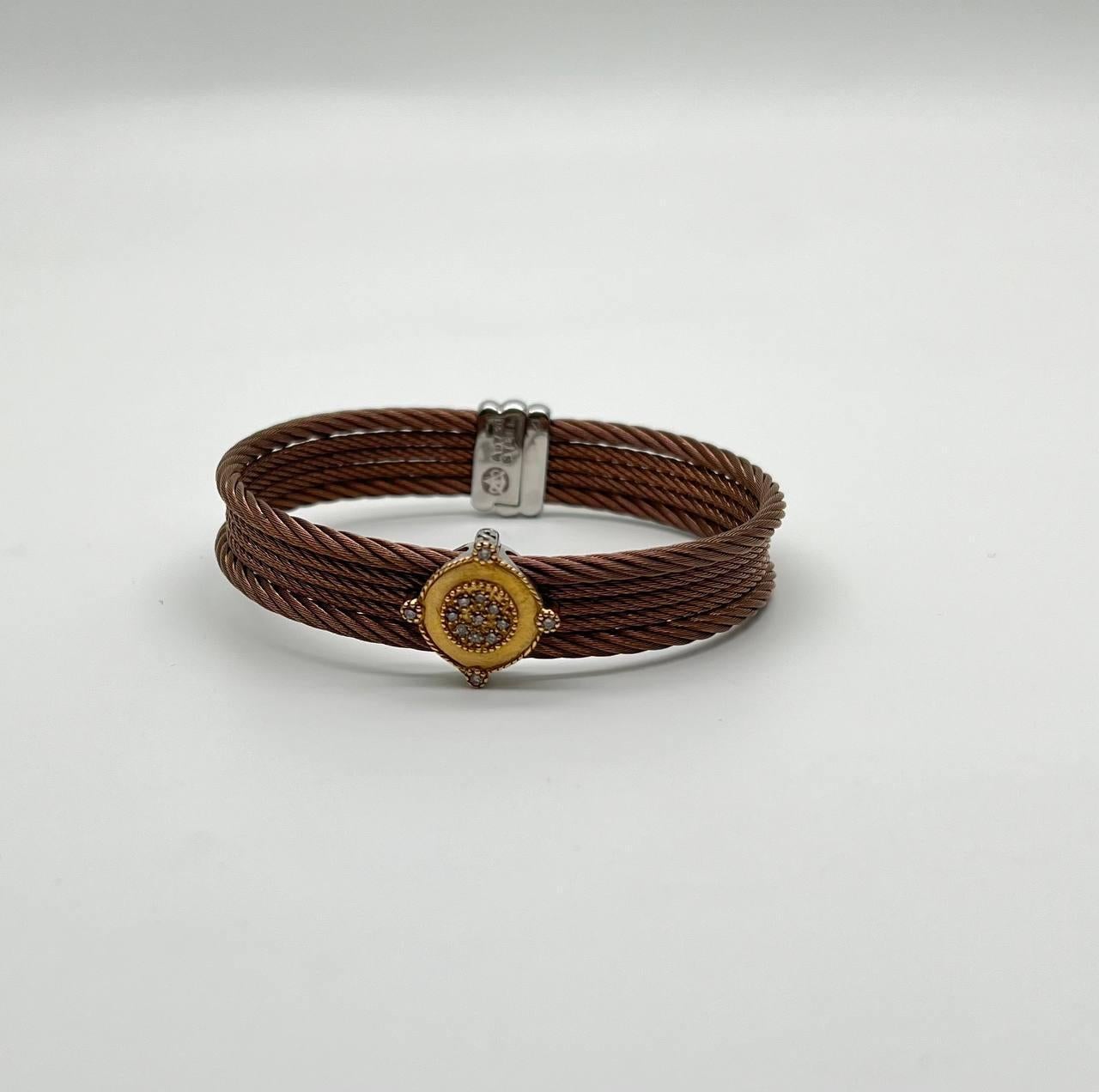Un bracelet moderne composé de multiples brins de câbles torsadés en brun et en acier. Le design est rehaussé de diamants ronds dans des paniers carrés, ce qui ajoute une touche d'éclat.
Le poignet ouvert permet de le porter et de l'ajuster
