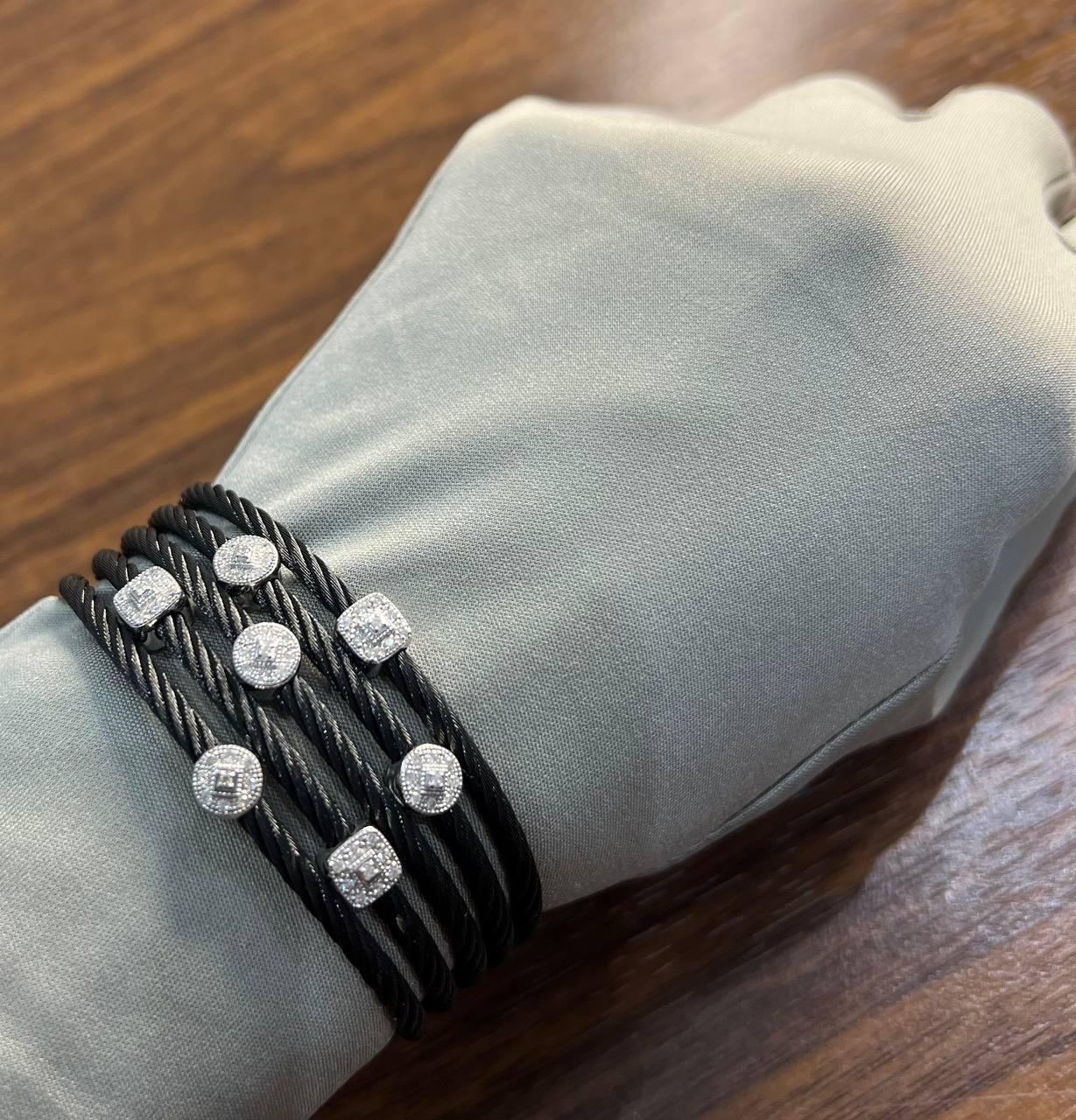 Bracciale a più file con filigrana e diamanti bianchi in oro bianco 18 carati in vendita 4