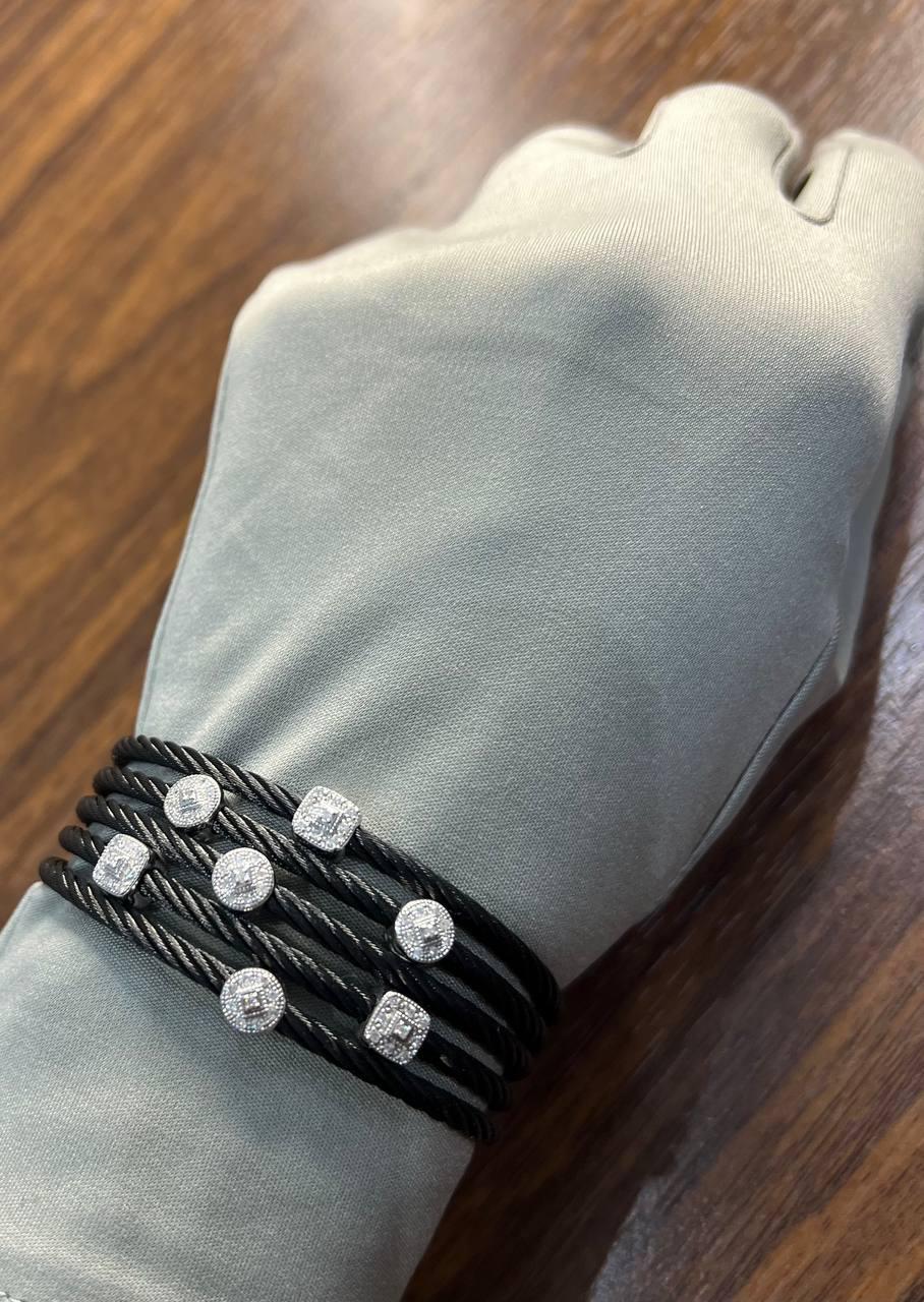 Bracciale a più file con filigrana e diamanti bianchi in oro bianco 18 carati in vendita 5