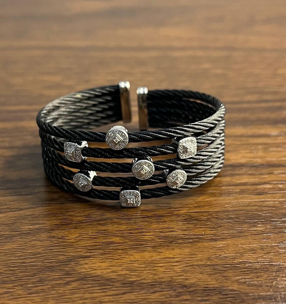 Bracciale a più file con filigrana e diamanti bianchi in oro bianco 18 carati In condizioni Nuovo in vendita a Oakton, VA
