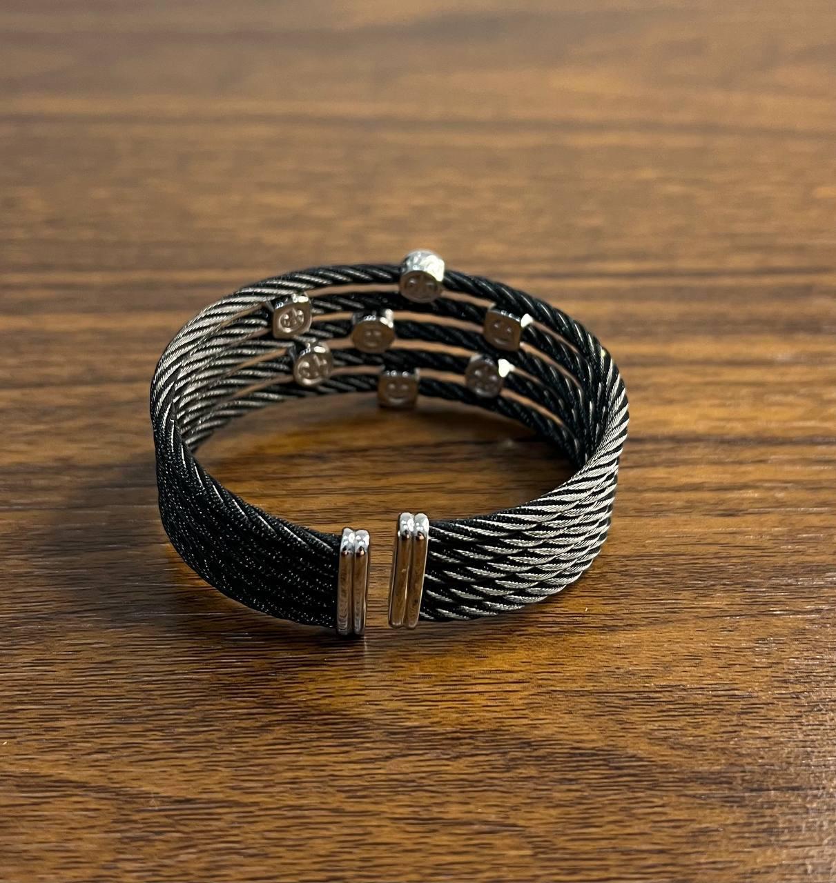 Bracciale a più file con filigrana e diamanti bianchi in oro bianco 18 carati in vendita 1
