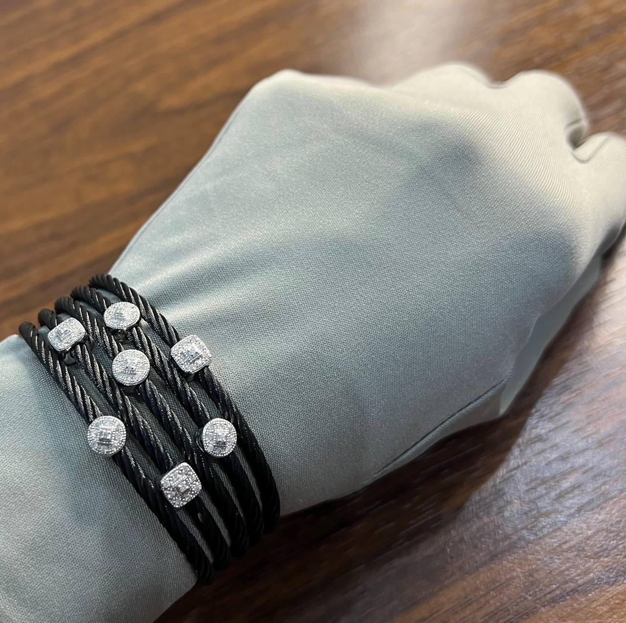 Bracciale a più file con filigrana e diamanti bianchi in oro bianco 18 carati in vendita 3