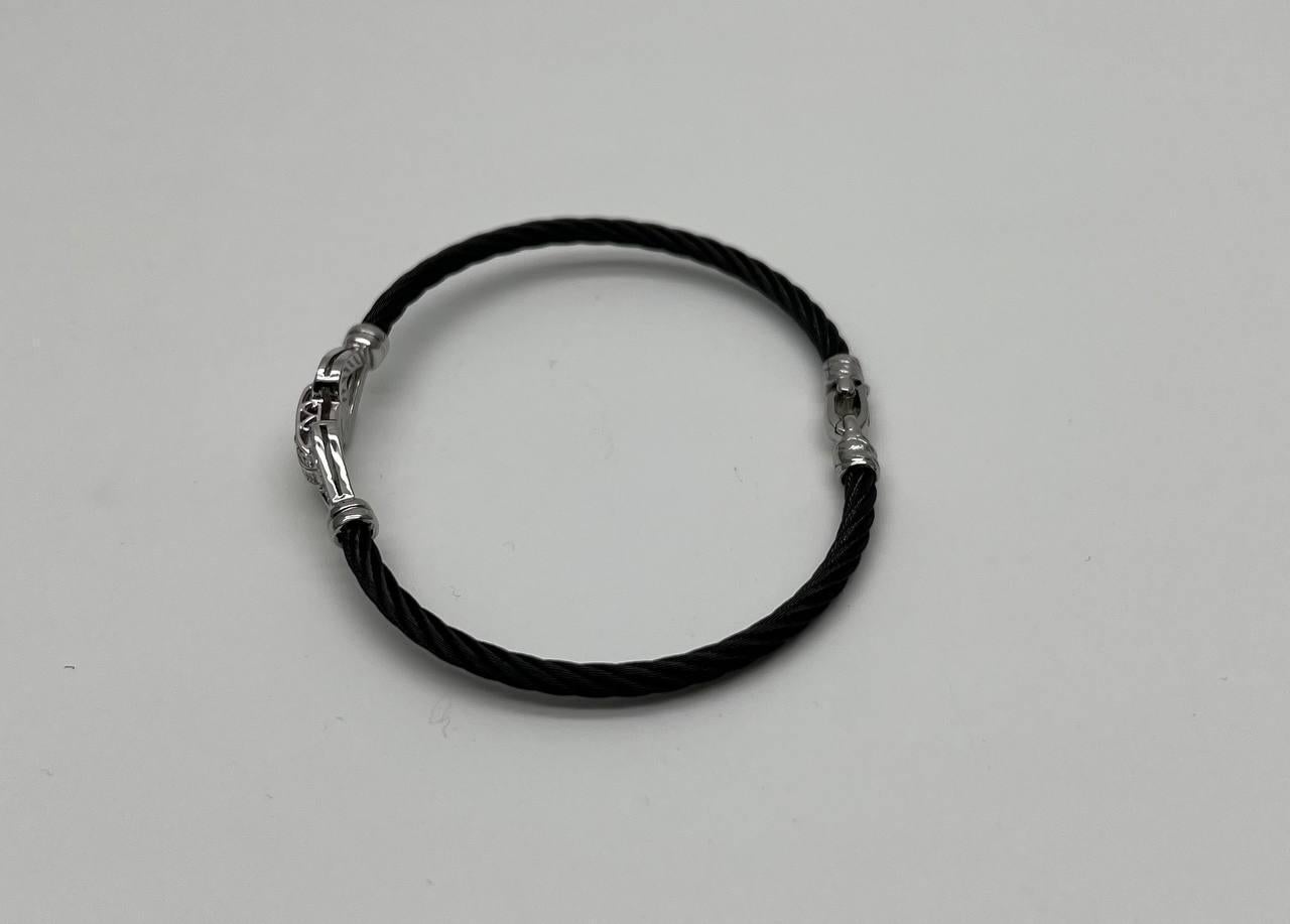 Ce bracelet moderne se compose d'un câble noir élégant et d'un fermoir central en or blanc 18 carats orné de diamants étincelants 0,23 ctw. Le fermoir est orné de détails complexes, ajoutant une touche d'élégance à ce câble minimaliste.