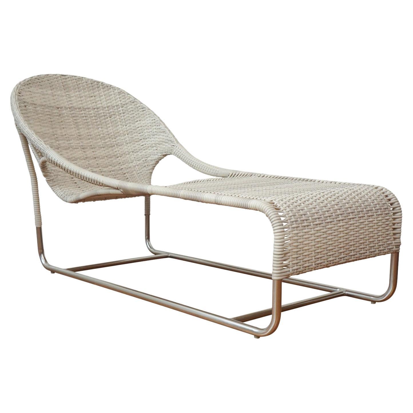 Woven chaise with hooped back and open sides updated for the outdoors. Available in natural or white-colored polypropylene on a brushed aluminum frame.

Measurements:
length: 60