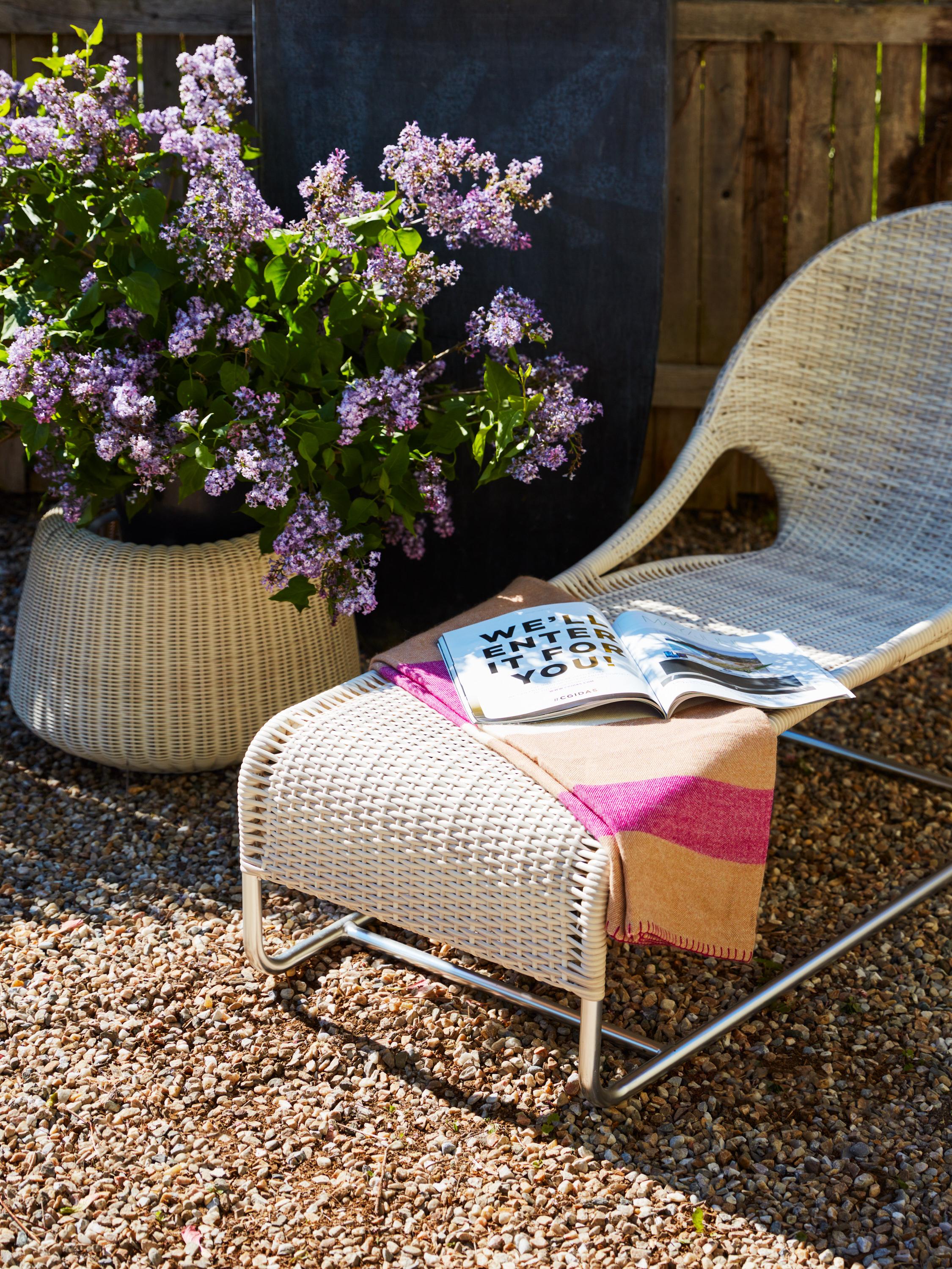 Aluminium Chaise d'extérieur tissée Cabo à rayures bleues et blanches en vente