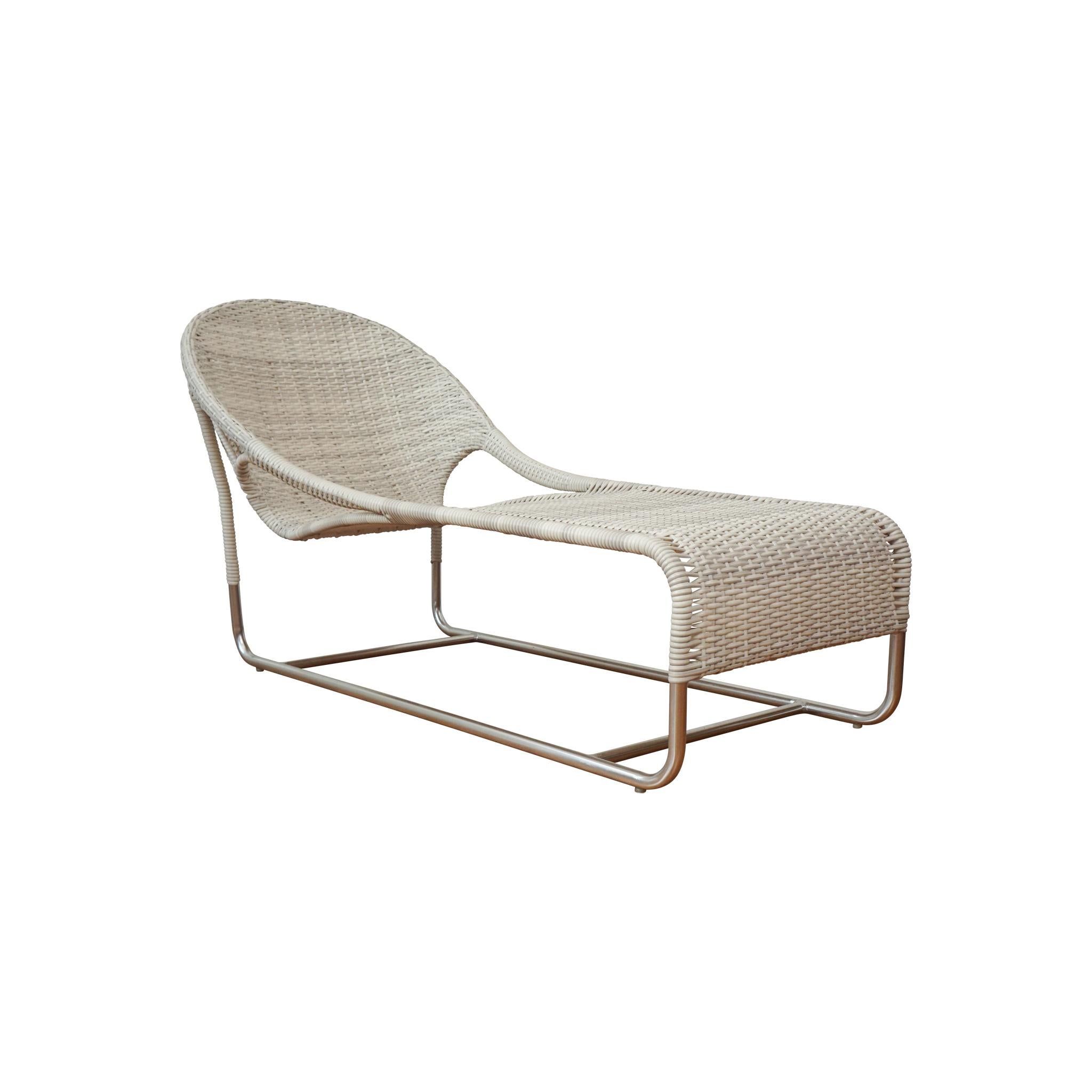 Chaise tissée à dossier arrondi et côtés ouverts, remise au goût du jour pour l'extérieur. Disponible en polypropylène naturel ou blanc sur un cadre en aluminium brossé.

Mesures :
longueur : 60