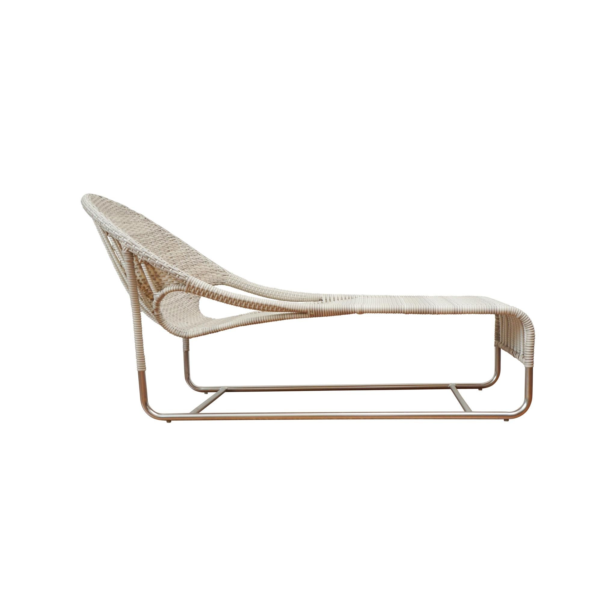 Modern Cabo Outdoor Woven Chaise in White For Sale