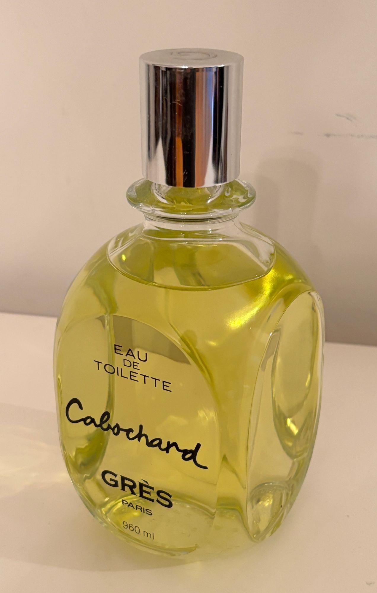 RARE Vintage GRES PARIS “Cabochard” Factice Perfume Display Bottle – Large Glass Collector’s Edition
An exceptional vintage factice display bottle of Cabochard by Grès Paris, designed to capture the elegance and sophistication of the original