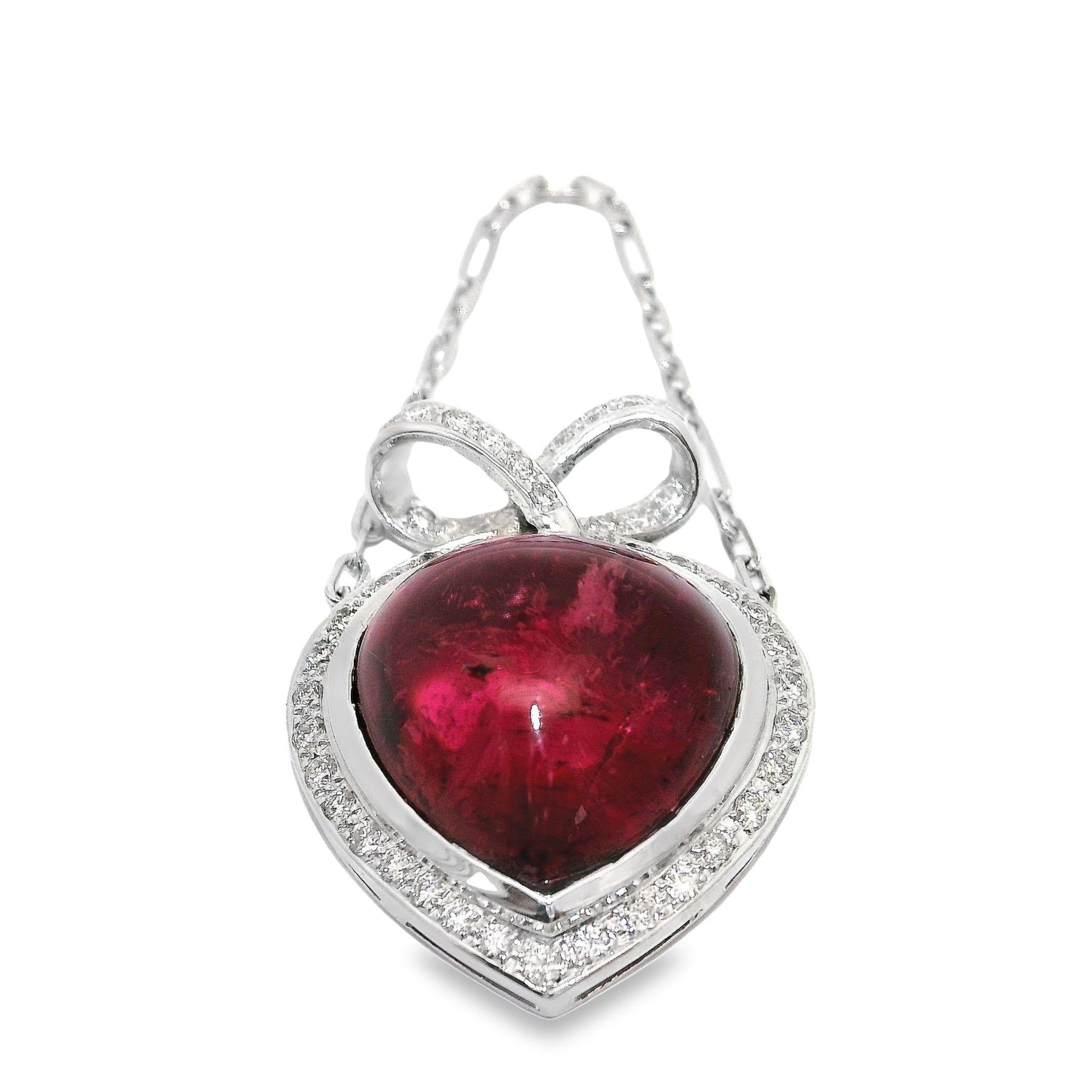 Cabochon Ciondolo a forma di cuore e nastro con diamante in rubelite da 13,02 carati con catenina in vendita
