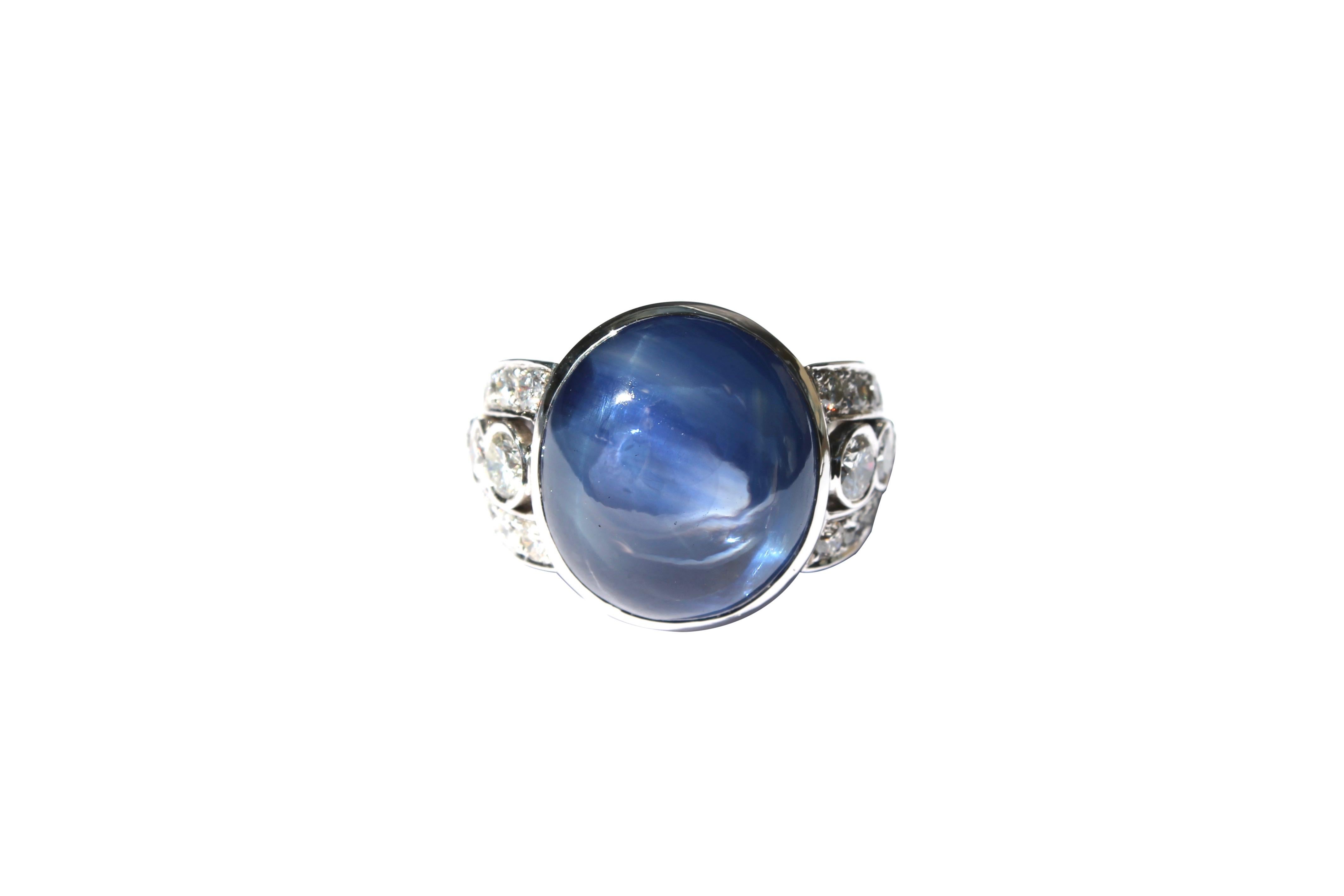 Modern Cabochon 25.81 Carats Ceylon Sapphire and Gold 18k Ring For Sale
