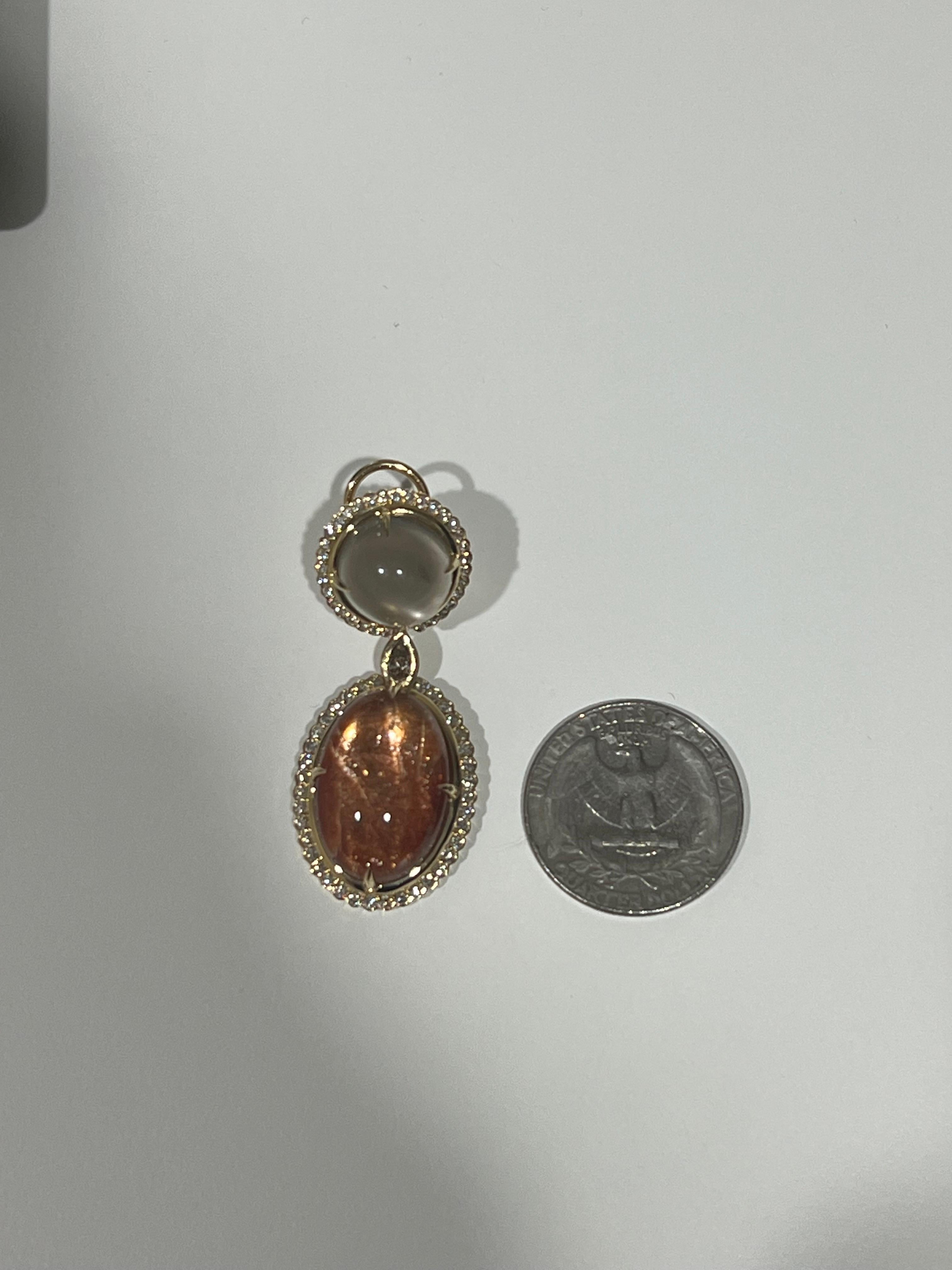 Orecchini con pietra lunare cabochon da 29,75 carati, pietra solare da 25,97 carati e diamanti in oro 18 carati in vendita 4