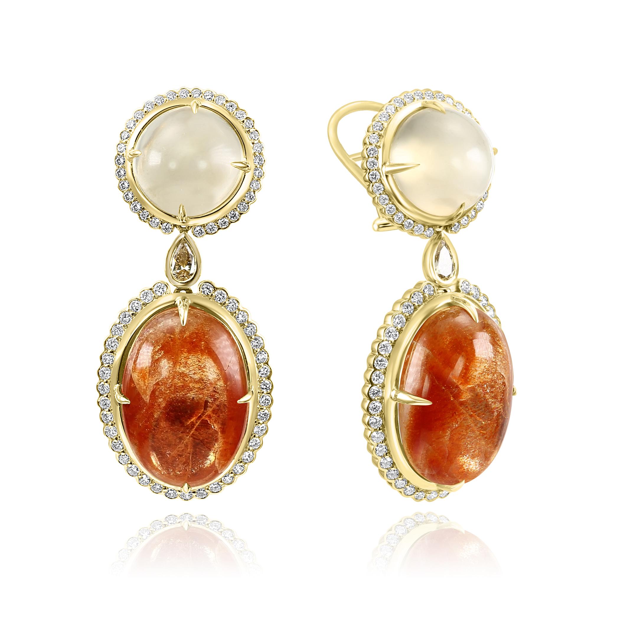 Cabochon Orecchini con pietra lunare cabochon da 29,75 carati, pietra solare da 25,97 carati e diamanti in oro 18 carati in vendita