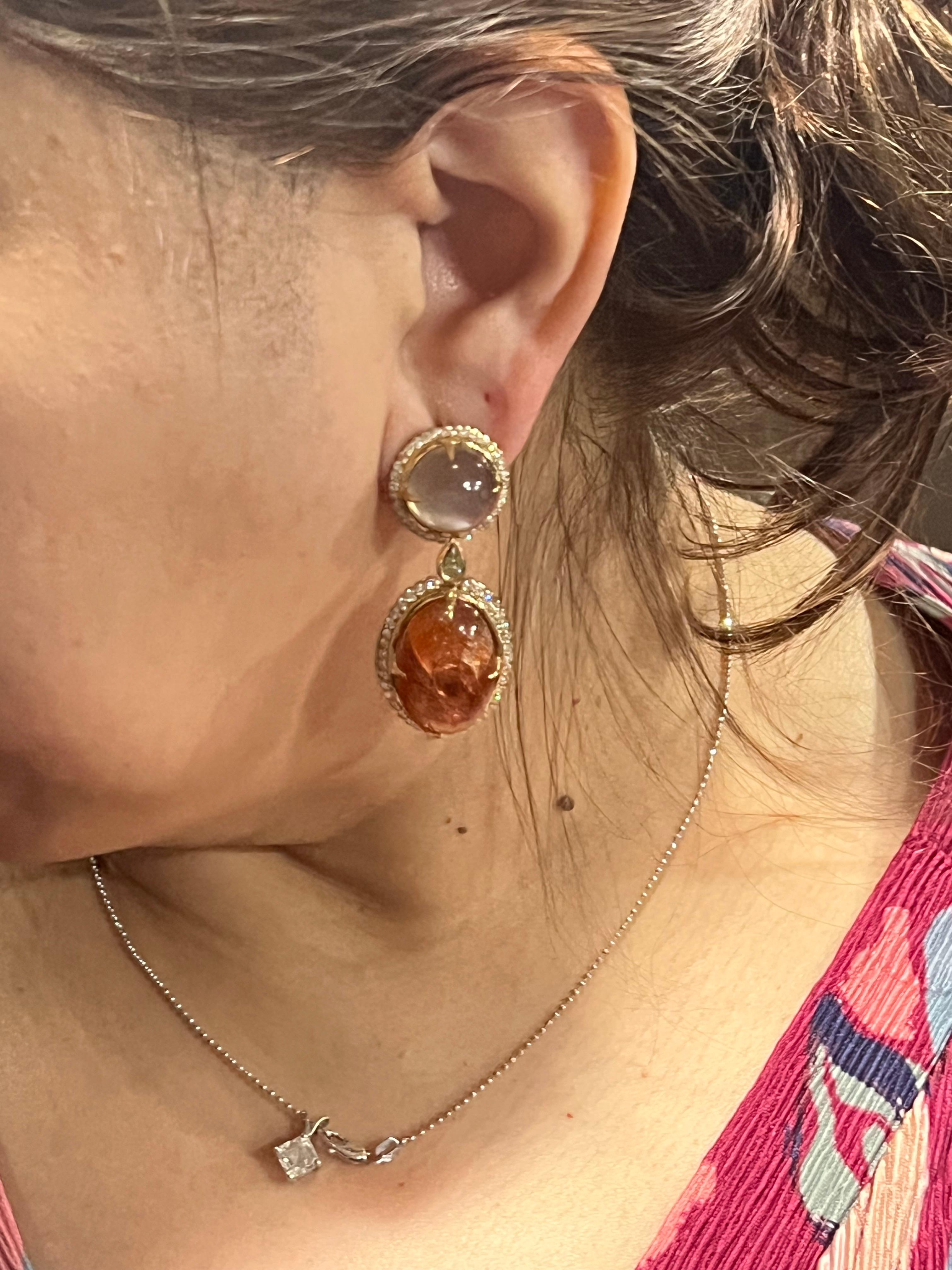 Orecchini con pietra lunare cabochon da 29,75 carati, pietra solare da 25,97 carati e diamanti in oro 18 carati In condizioni Nuovo in vendita a New York, NY