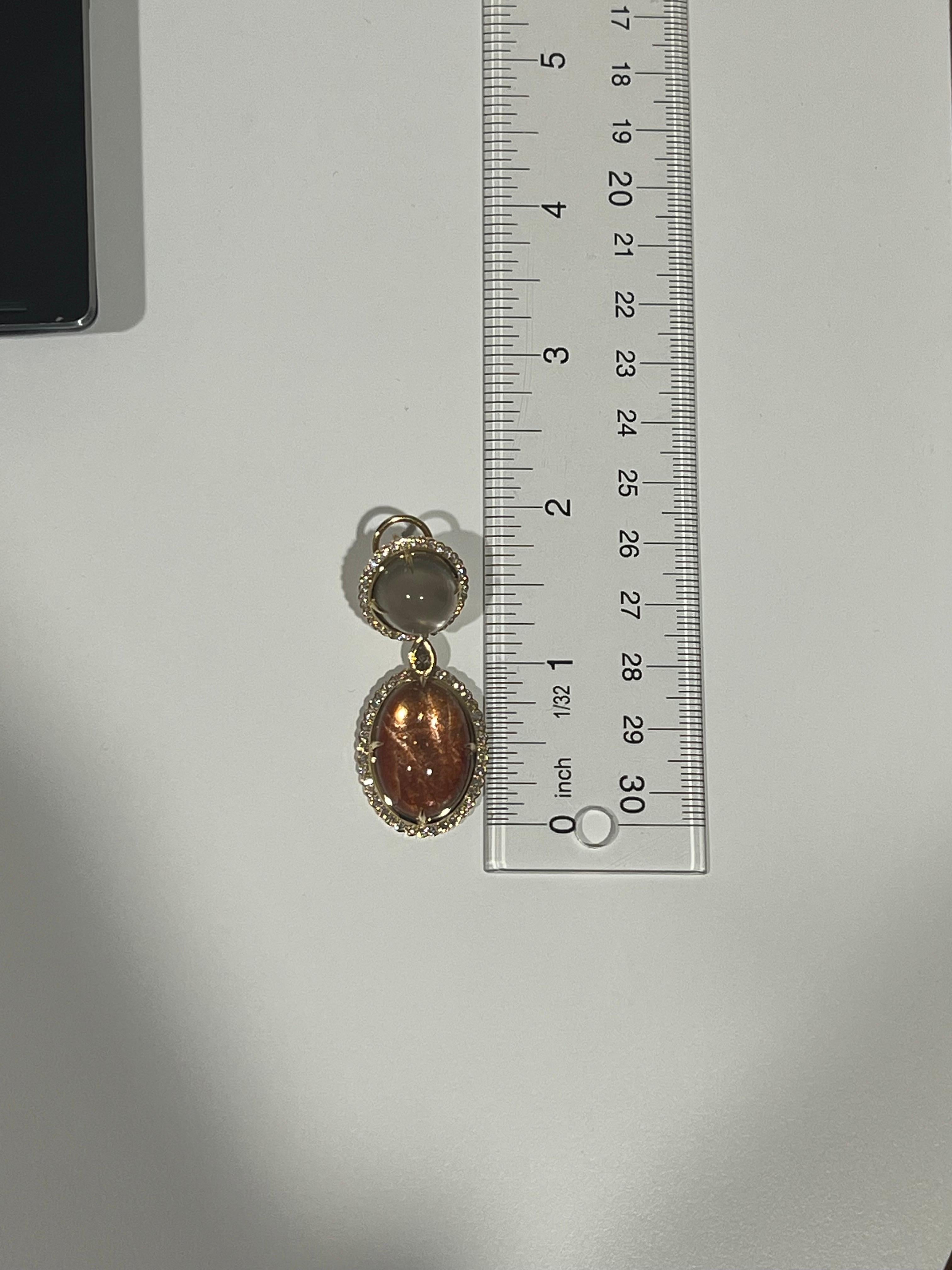 Orecchini con pietra lunare cabochon da 29,75 carati, pietra solare da 25,97 carati e diamanti in oro 18 carati in vendita 2