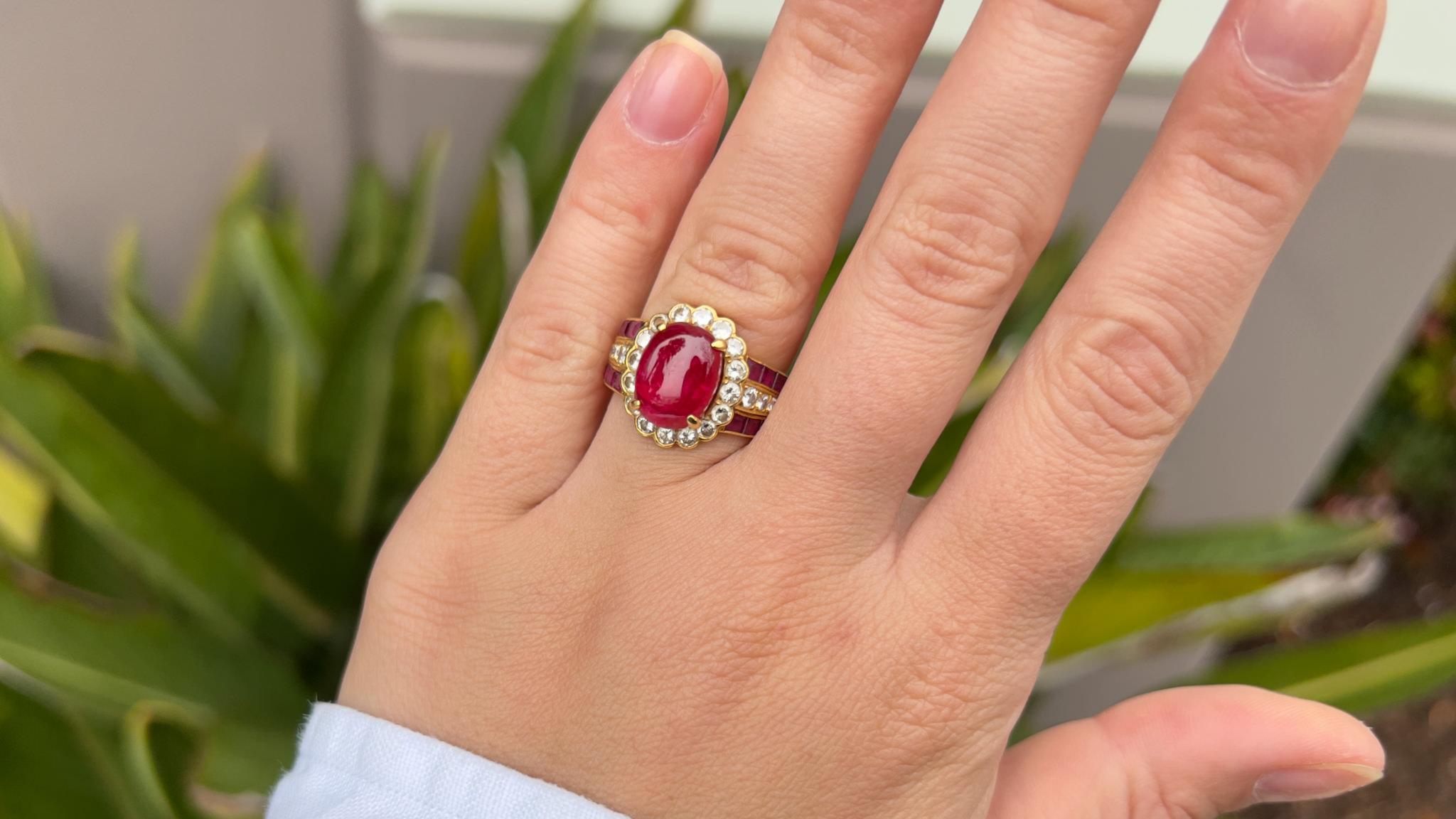 Cabochon-Ring aus 18 Karat Gelbgold mit 4,40 Karat rotem Spinell mit Diamanten und Rubinen (Moderne) im Angebot
