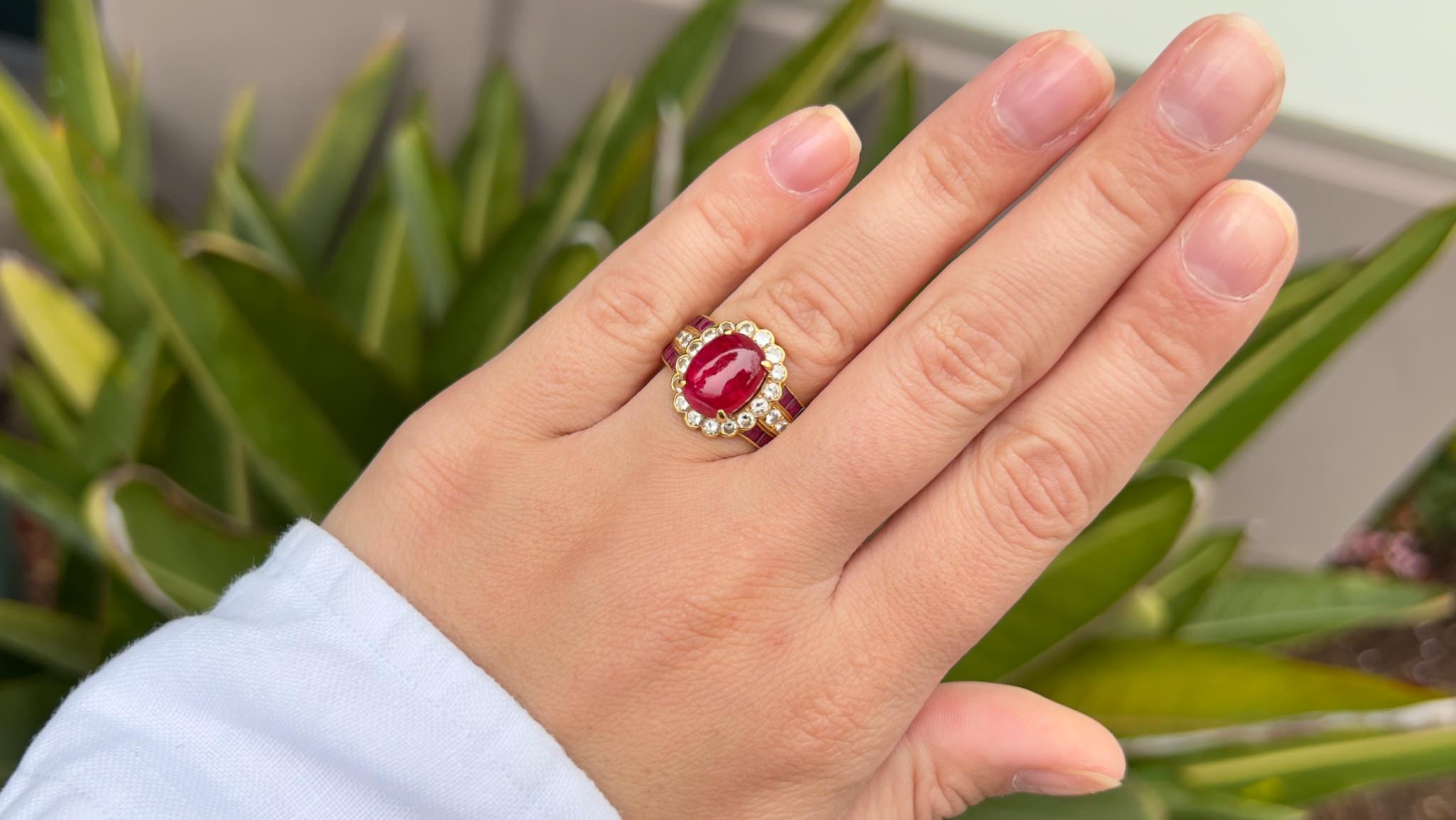 Women's or Men's Cabochon 4.40 Carat Red Spinel Ring With Diamonds And Rubies 18K Yellow Gold For Sale