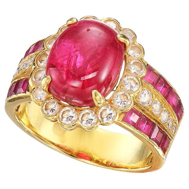 Bague en or jaune 18 carats avec spinelle rouge cabochon de 4,40 carats, diamants et rubis