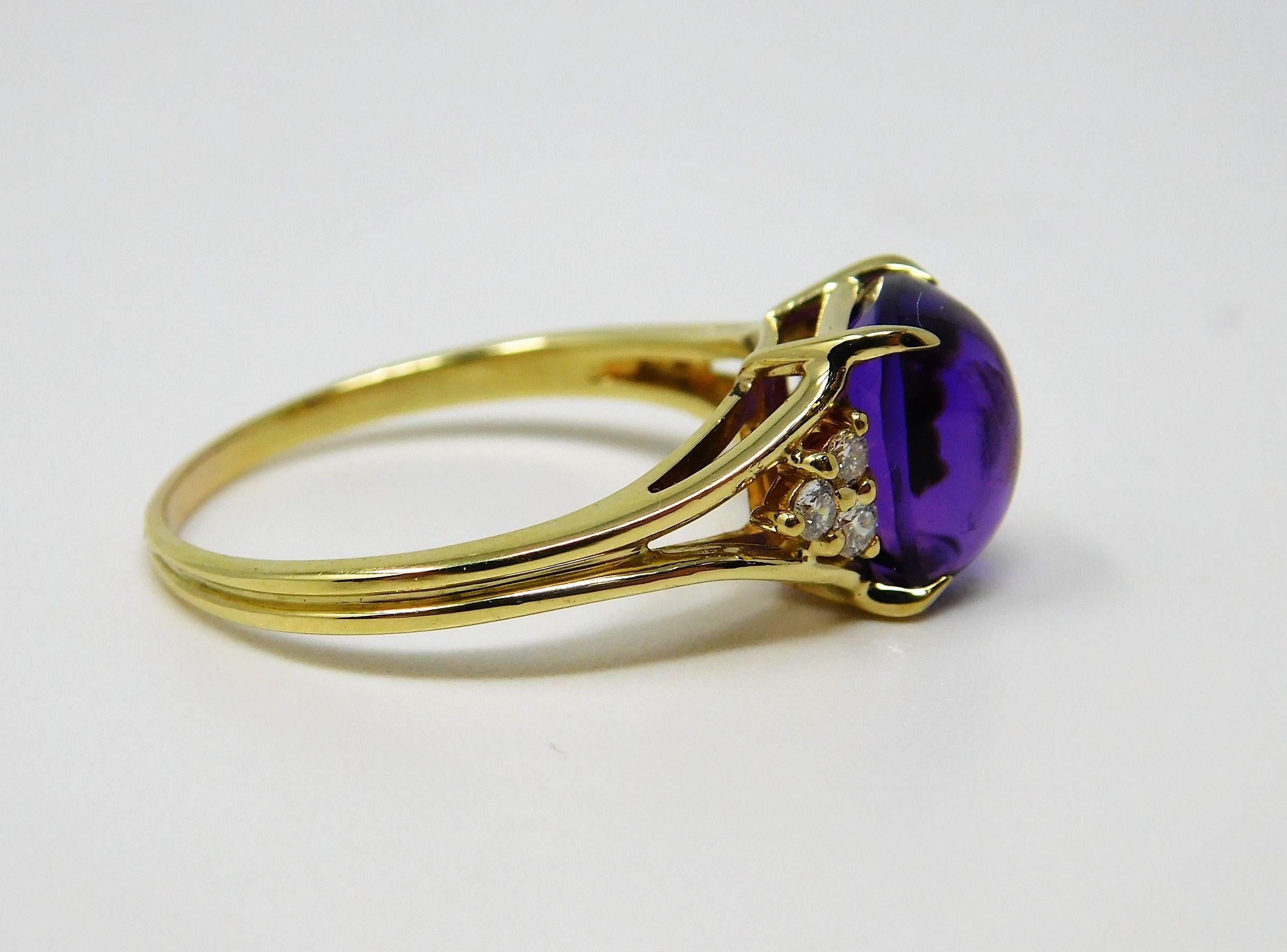 Cabochon Amethyst and Diamond Ring in 18 Karat Gold In Good Condition For Sale In Dallas, TX