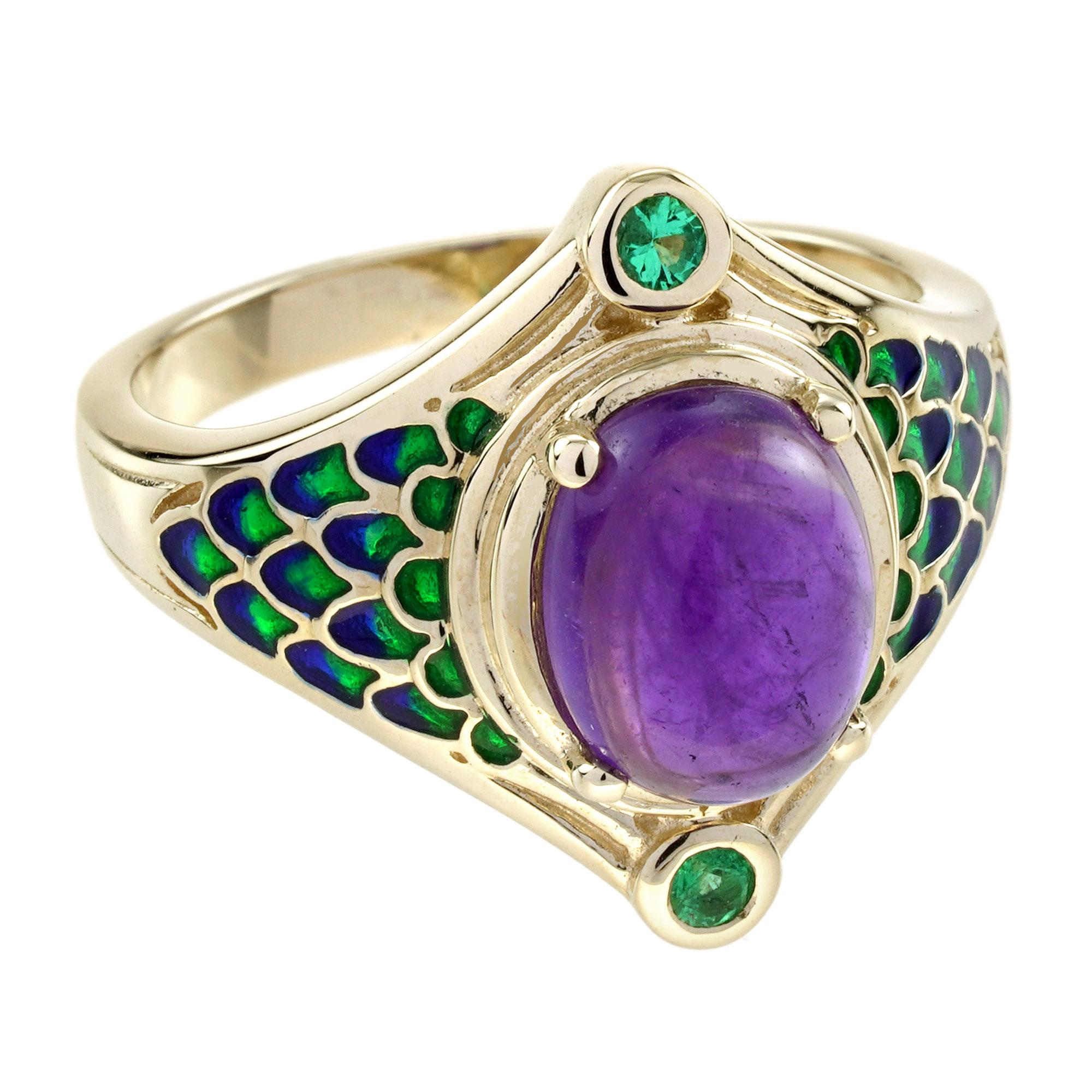 Cette bague serpent Naka de style ancien est ornée d'une améthyste cabochon au centre, et d'émeraudes rondes placées en haut et en bas de la pierre. Le design s'inspire du serpent mystique Naka, avec des écailles délicates ressemblant à la créature