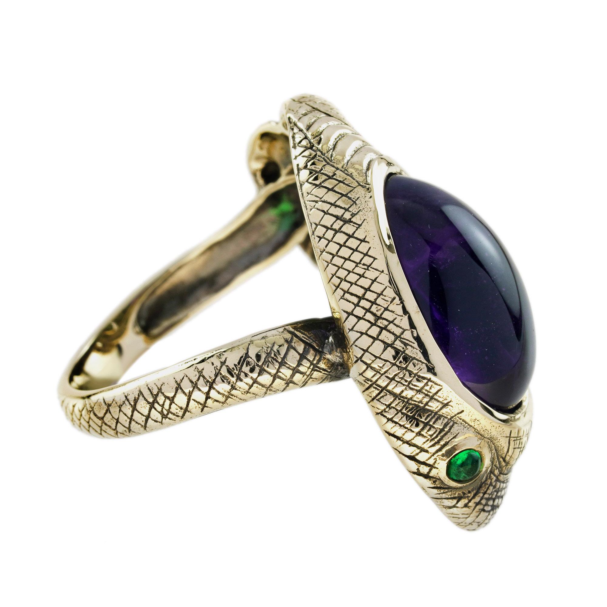 Cabochon Amethyst and Emerald Antique Style Snake Ring in 9K Yellow Gold In New Condition For Sale In Bangkok, TH