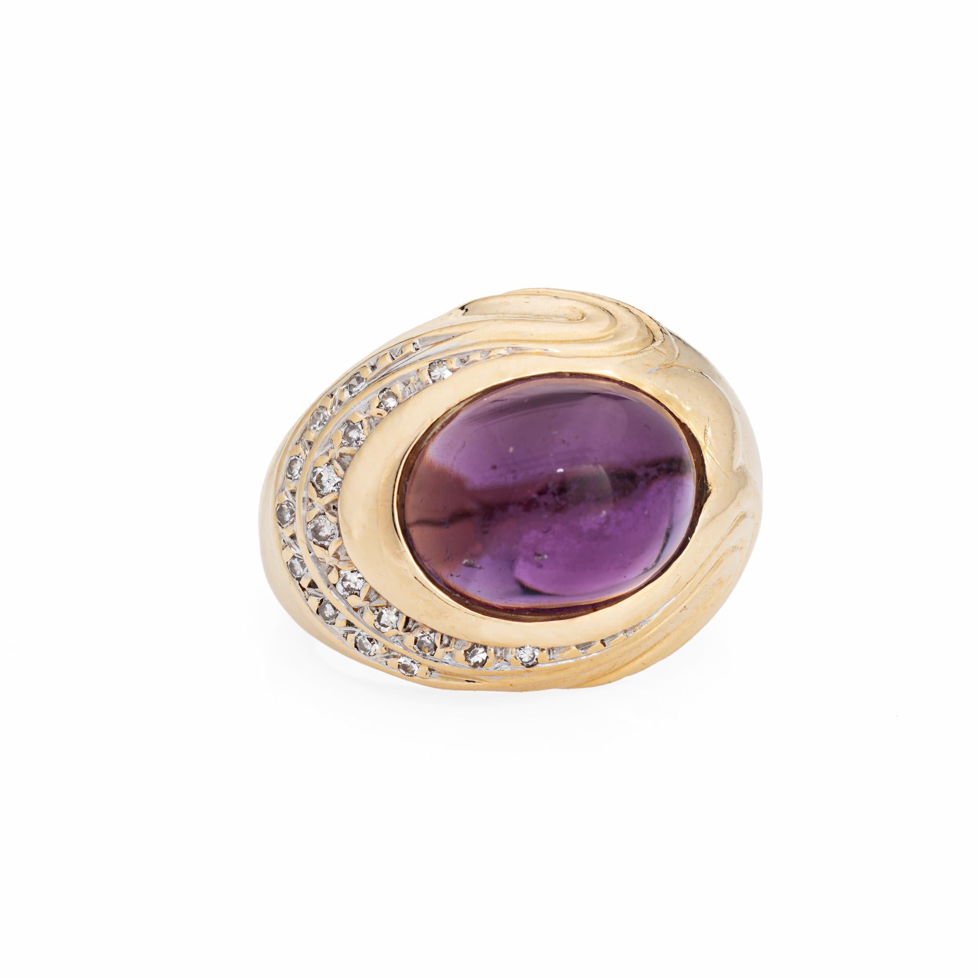 Bague dôme élégante en améthyste et diamant réalisée en or jaune 14 carats (vers les années 1980-1990). 

L'améthyste en cabochon mesure 12 mm x 9,5 mm. 18 diamants totalisent un poids estimé à 0,09 carats (couleur estimée H-I et pureté estimée