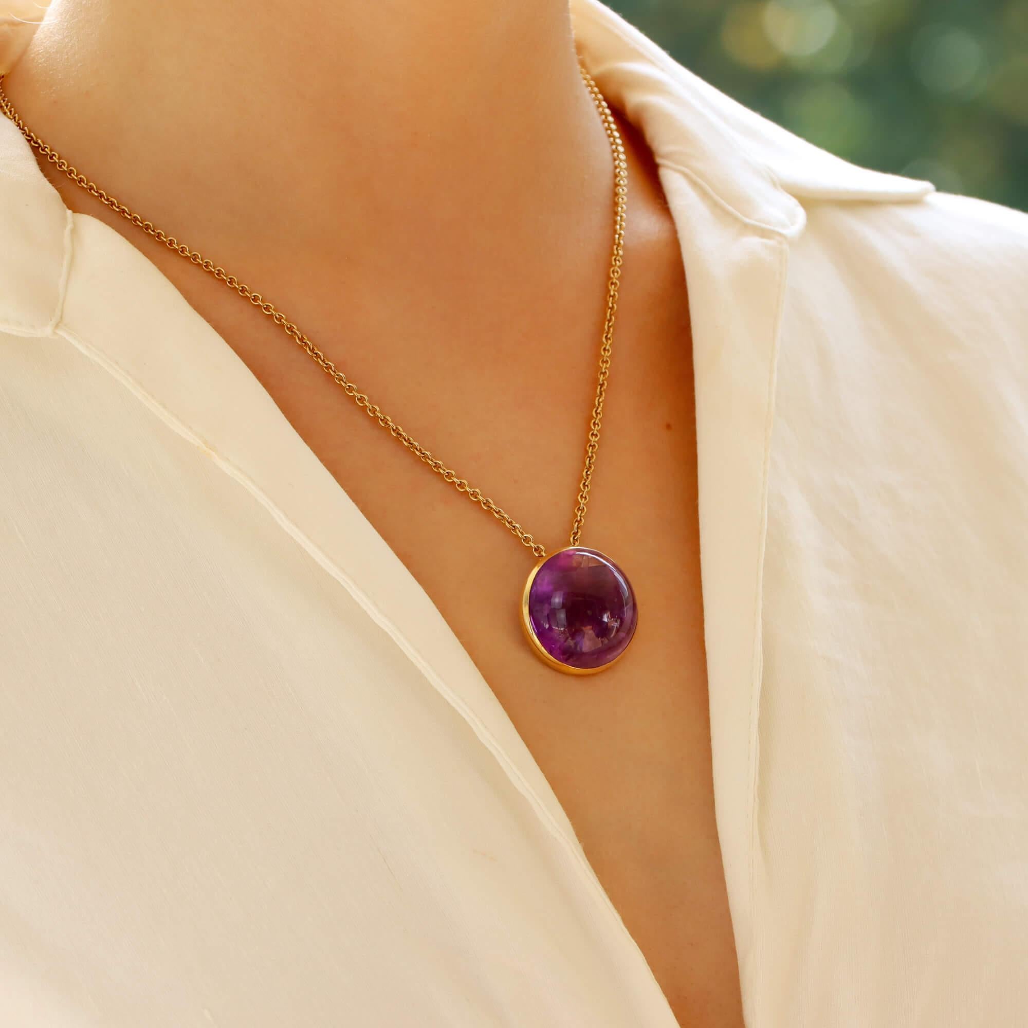 Moderne Pendentif en or jaune 9 carats serti d'une améthyste cabochon