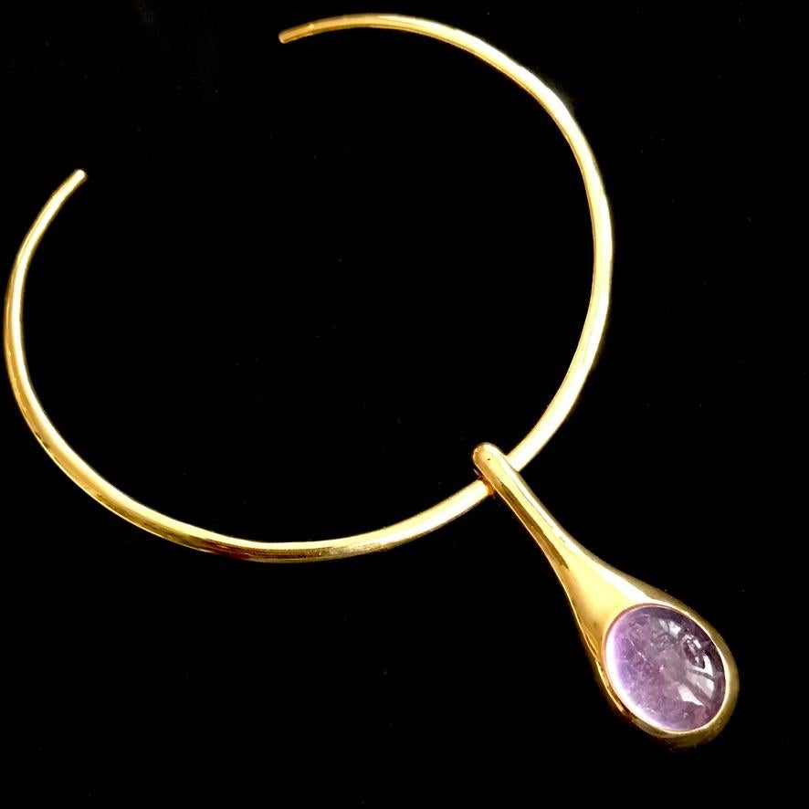 Pendentif 'gouttelette' en améthyste cabochon sur collier Neuf - En vente à London, GB