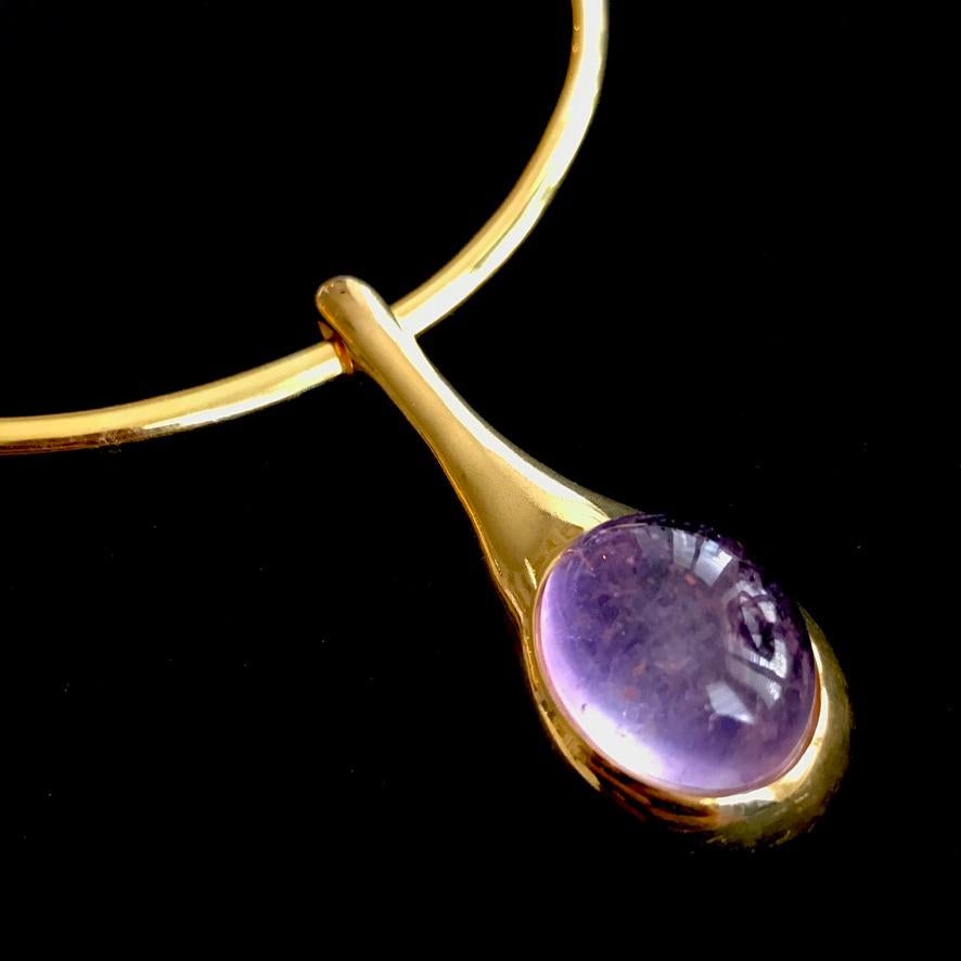 Pendentif 'gouttelette' en améthyste cabochon sur collier en vente 4