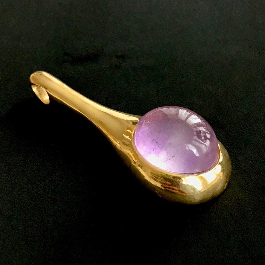 Pendentif 'gouttelette' en améthyste cabochon sur collier en vente 3