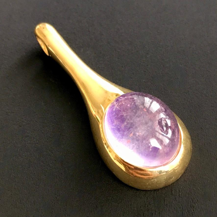 Pendentif 'gouttelette' en améthyste cabochon sur collier en vente 5